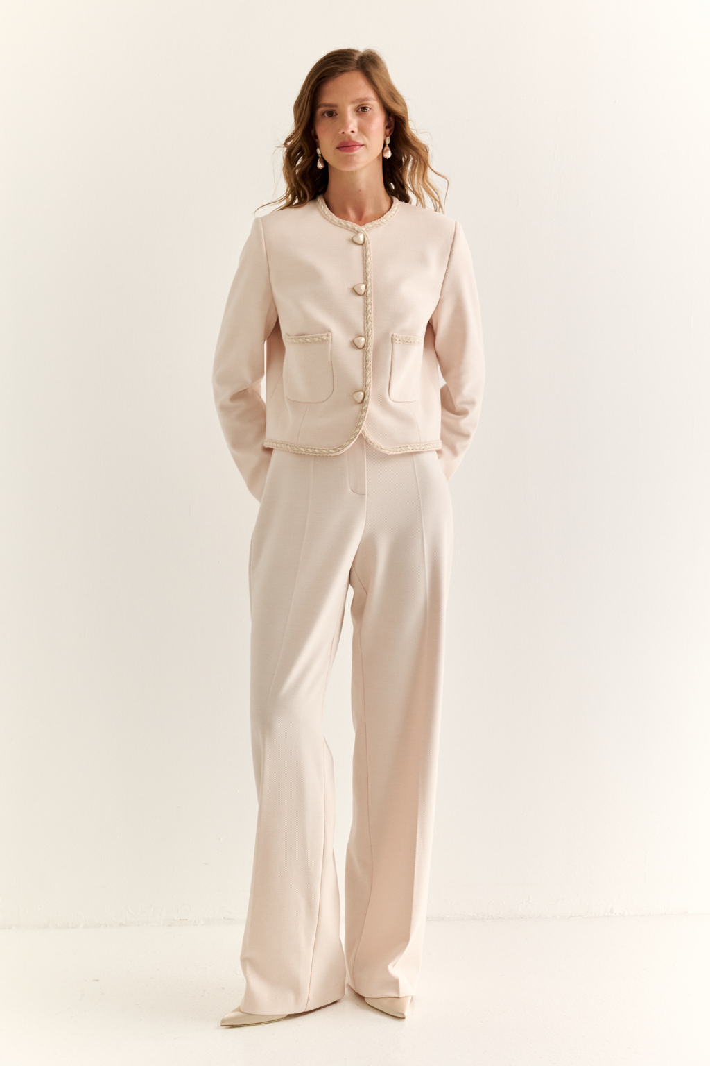 Жакет в стиле Chanel: вечная классика с характером. Икона женственности в новом прочтении — жакет в стиле Chanel с характерными элементами: округлым вырезом, выразительной декоративной тесьмой и крупными акцентными пуговицами. Прямой укороченный силуэт подчёркивает линию талии и делает модель идеальной как для офисного образа, так и для изысканного вечера. Накладные карманы добавляют практичности и шарма, а отделка по борту и рукавам формирует изящную рамку силуэта. Носите с юбкой, джинсами или брюками — он добавит статусности в любой комплект. Легендарный силуэт. Современное звучание.