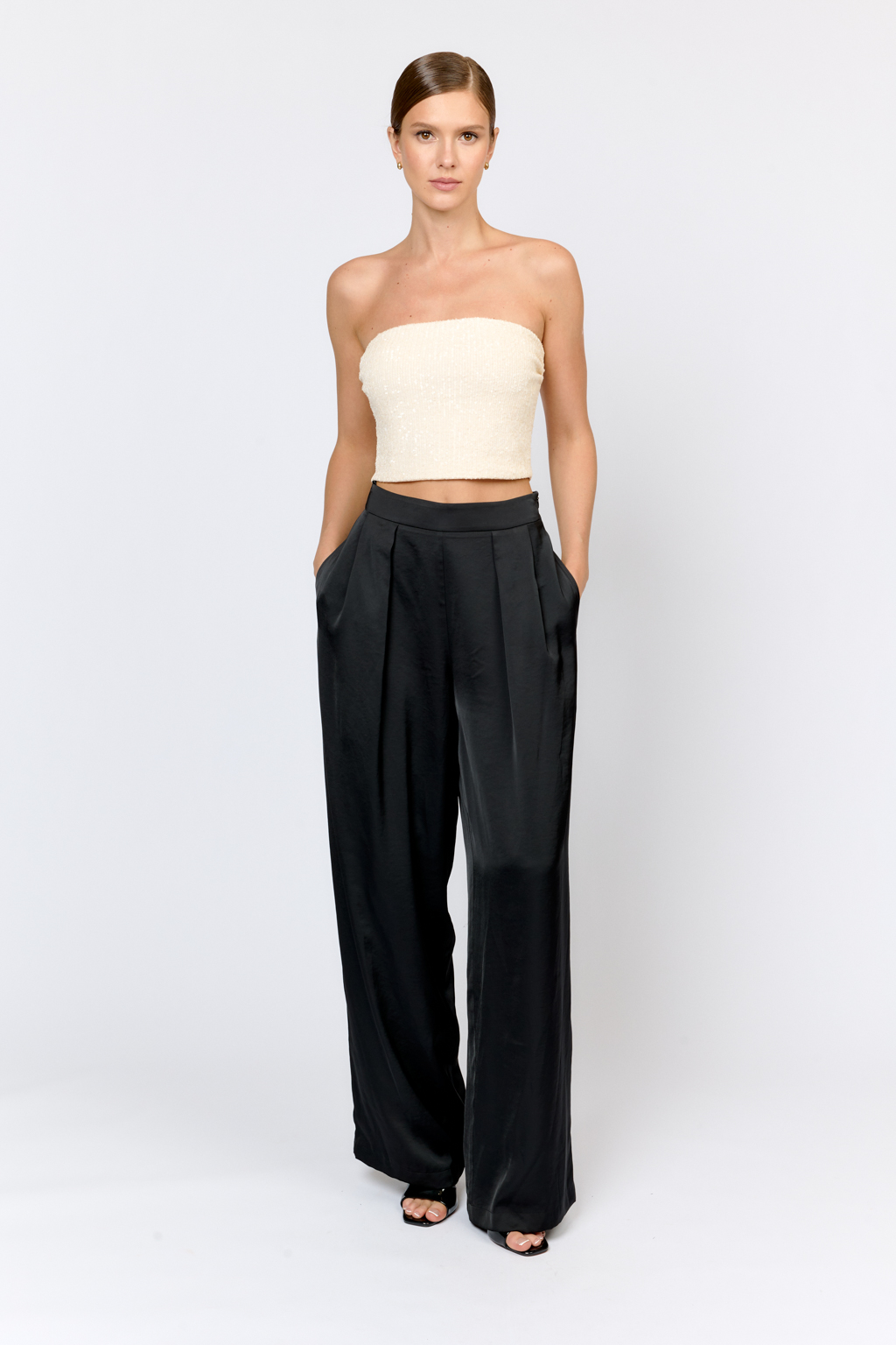 Серьги выполнены в классическом стиле с подвесками из майорки и ювелирного стекла. Английский замок обеспечивает надежное крепление. Фурнитура выполнена из гипоаллергенного сплава со стойким гальваническим покрытием золотом.