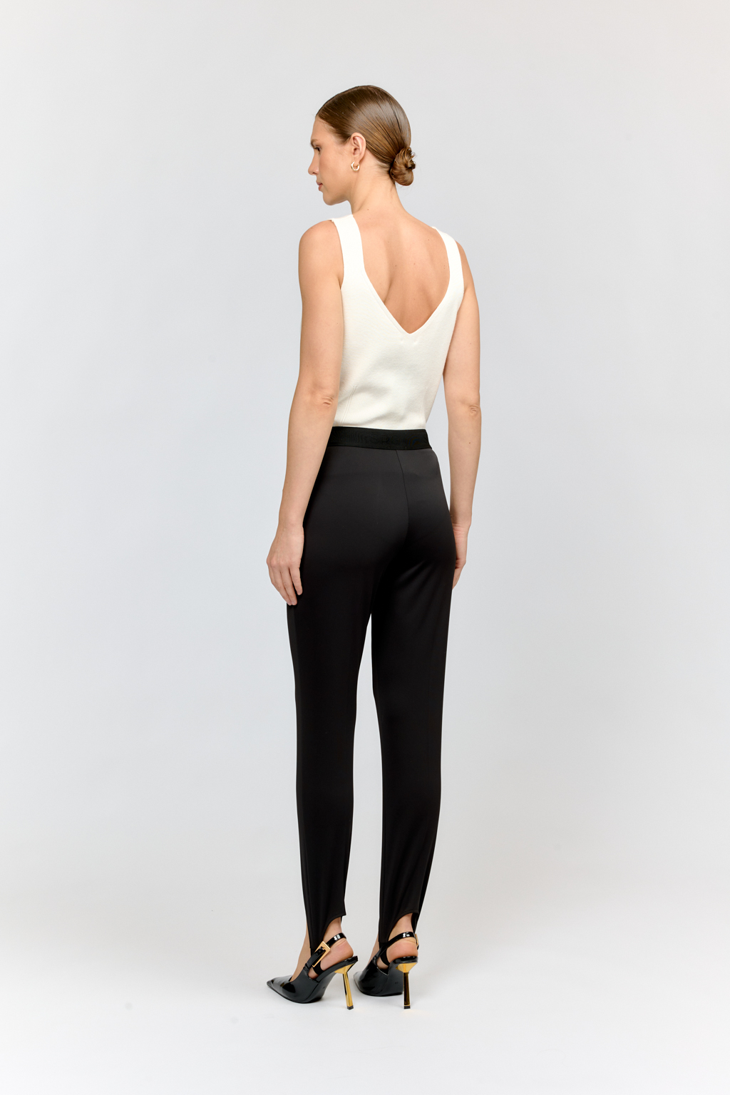 Леггинсы со штрипками из плотного эластичного трикотажа черного цвета — смелое решение для современного гардероба. Облегающая посадка выгодно подчеркет фигуру и сделает модель незаменимой для создания стильных образов. Идеально дополнят оверсайз-жакеты, удлинённые блузы и кожаные сапоги с высоким голенищем.