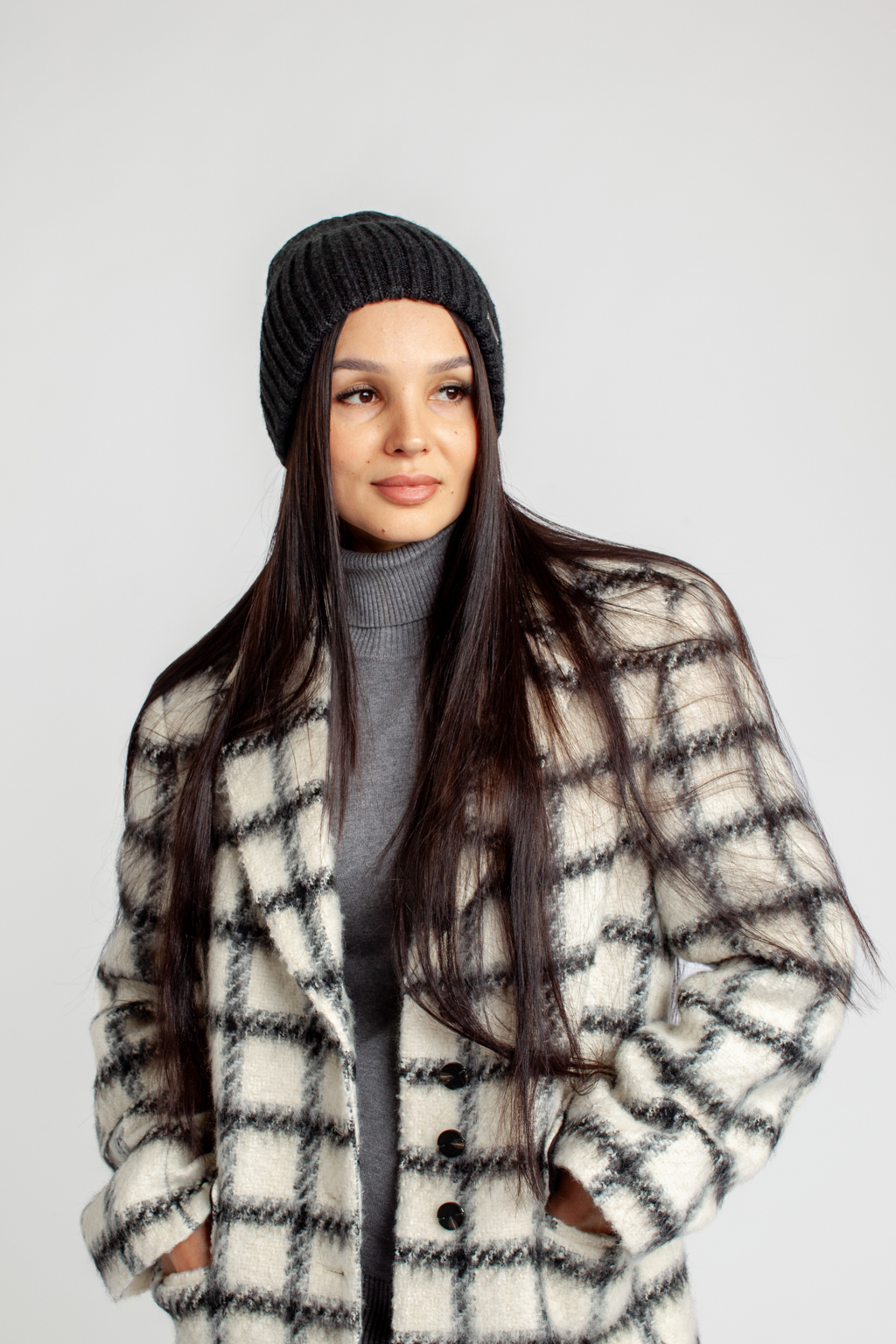 Шапка женская без отворота. Теплый и стильный головной убор для утепления в осенний и зимний сезон.