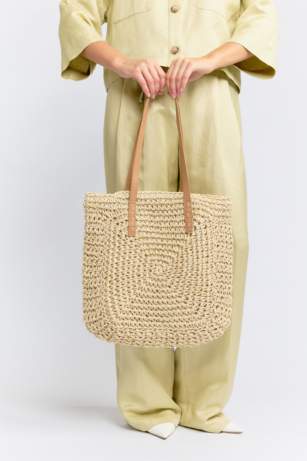 Пляжная сумка в трендовом стиле эко-минимализм выполнена экологически чистой целлюлозы. Удобная и вместительная сумка светло-бежевого цвета с застежкой на молнии прекрасно дополнит летние образы. Длинные ручки из эко-кожи позволят носить ее на плечо. Размеры 39*2*40 см