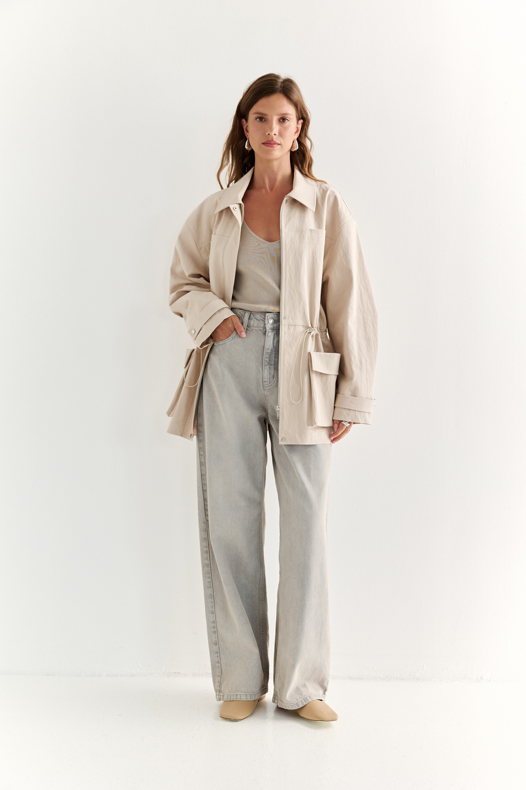 Прямые джинсы светло-голубого цвета с трендовым эффектом. Универсальная модель сочетается как со строгими жакетами, так и свободными футболками и трикотажем.