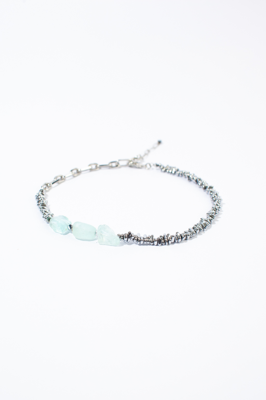 Дизайнерское колье выполнено с использованием акакварца и благородного гематита. Изделие можно носить как в расслабленном виде, так и в виде чокера за счет крупных дополнительных звеньев. Фурнитура выполнена из гипоаллергенного сплава со стойким гальваническим покрытием.