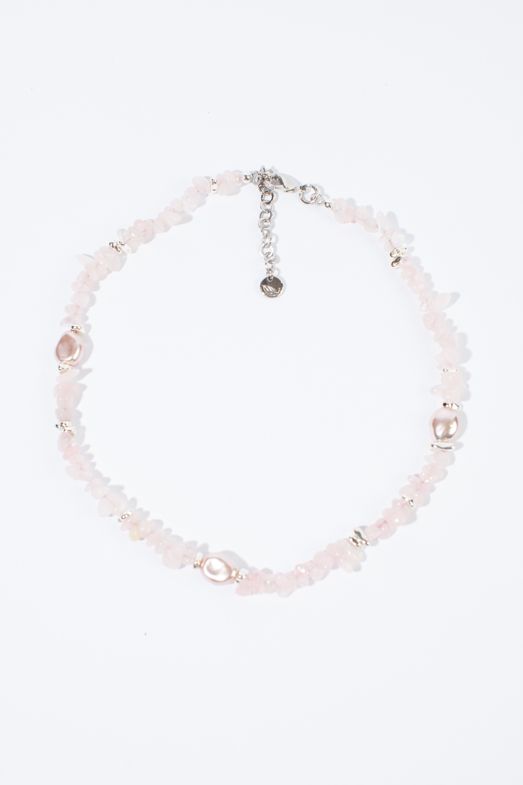 Нежное розовое колье выполнено из натурального кварца, майорки и серебрянного гематита. Длина изделия 39-44 см. Фурнитура выполнена из гипоаллергенного сплава со стойким гальваническим покрытием.