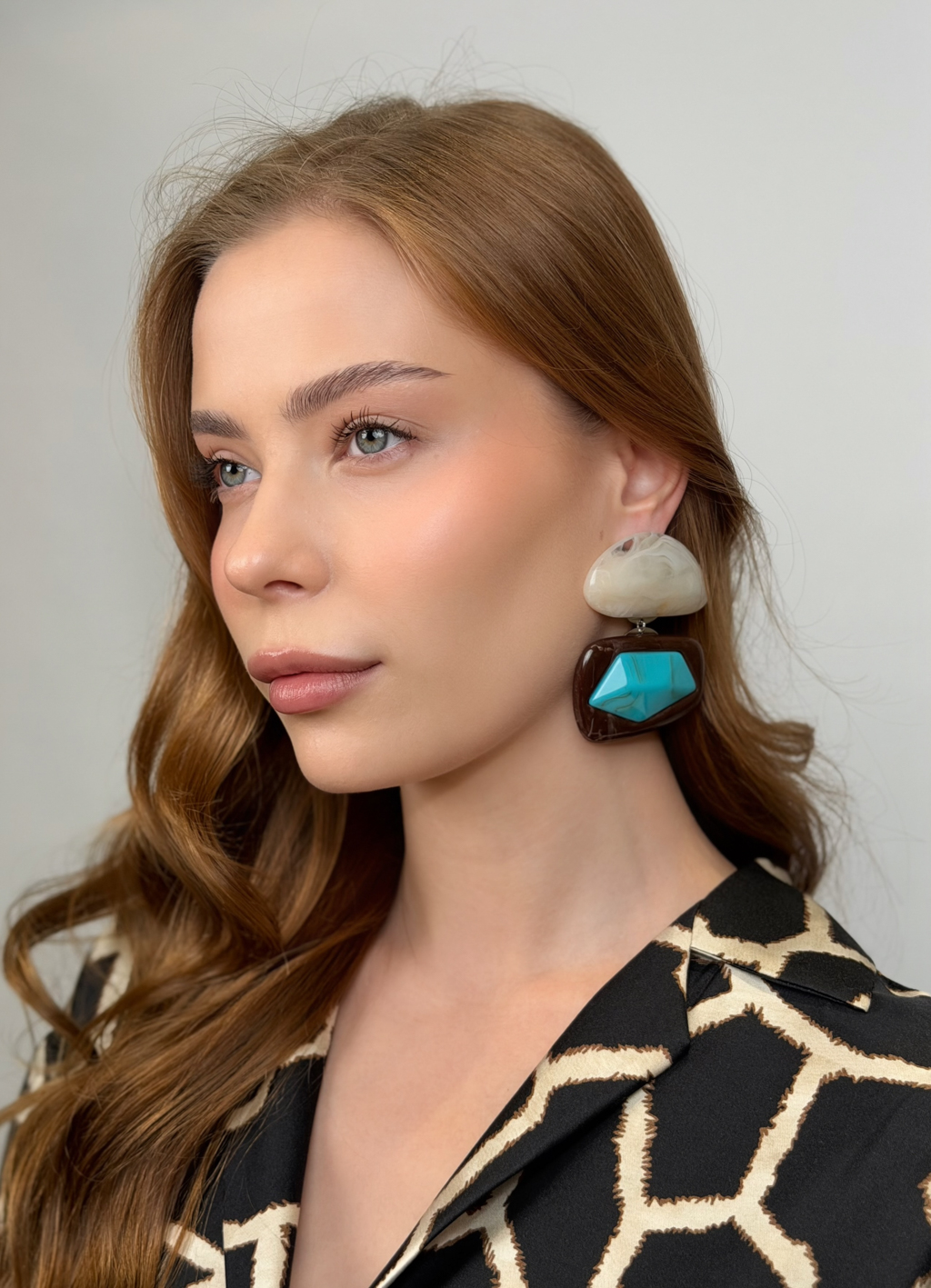 Серьги винтажные, геометрической формы. Выполнены из гипоаллергенного сплава и акрила.