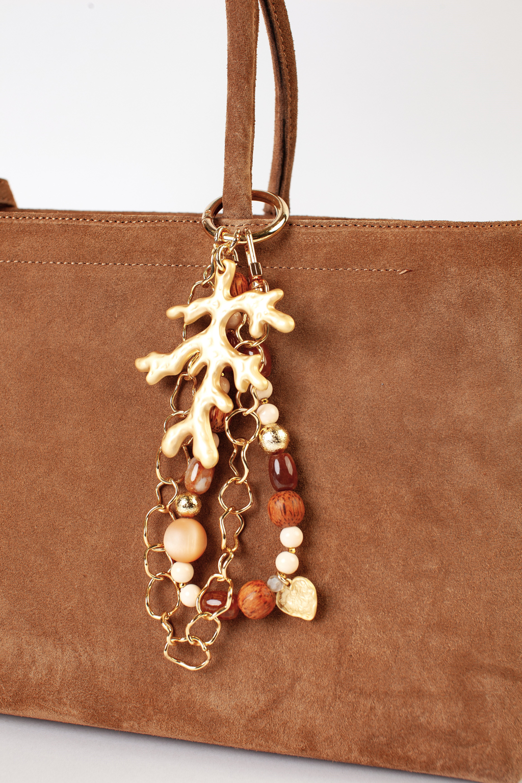 Позвольте раскрыть свой стиль в полной мере. Выполненный вручную, этот уникальный дизайнерский брелок подарит настроения образу и добавит уникальности своей обладательнице. Украшение изготавливалось из натурального дерева, майорки, акрила и гипоаллергенного металла.