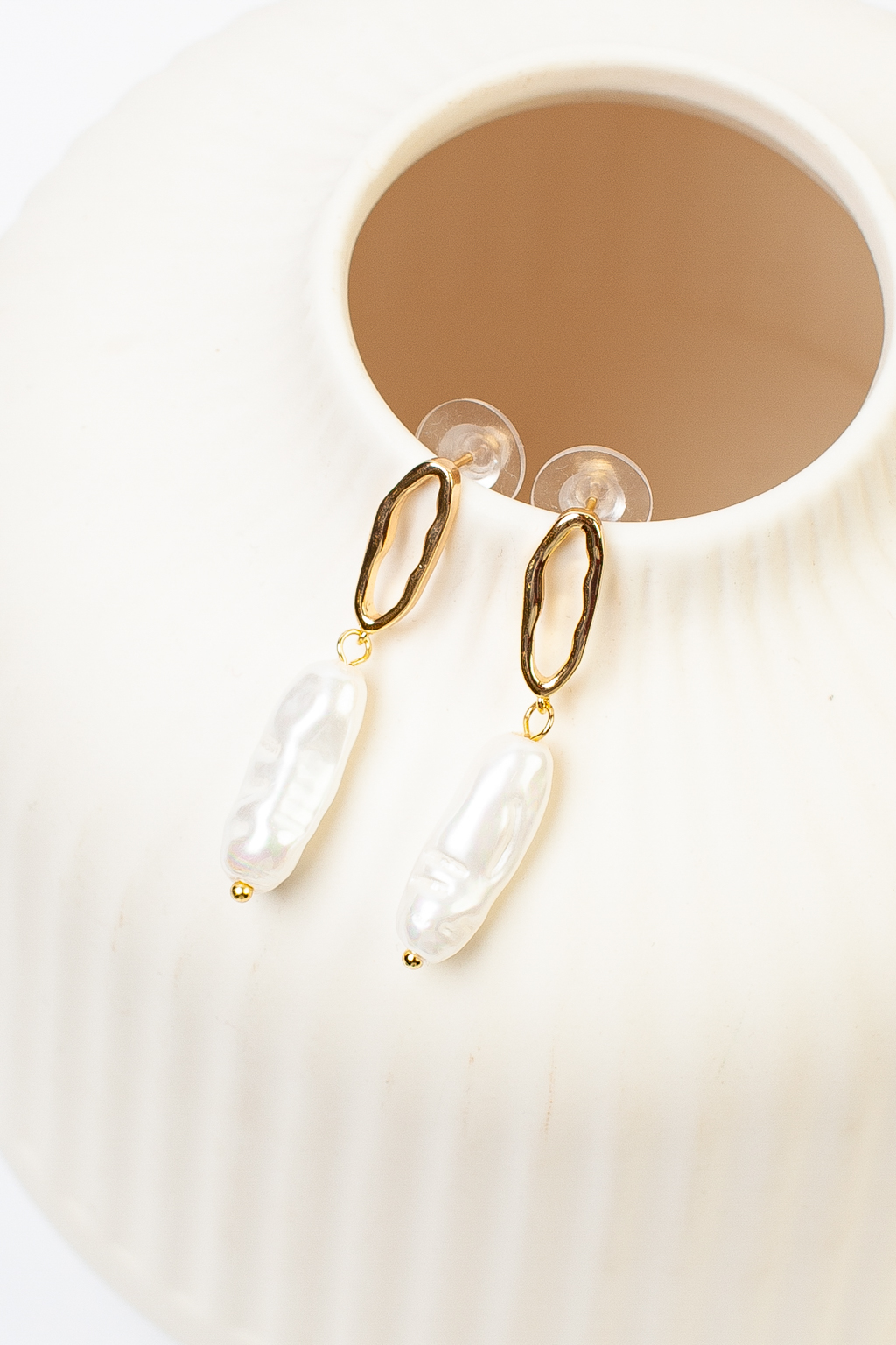 Элегантные серьги в классическом стиле выполнены из гипоаллергенного сплава и подвесками из белой майорки.