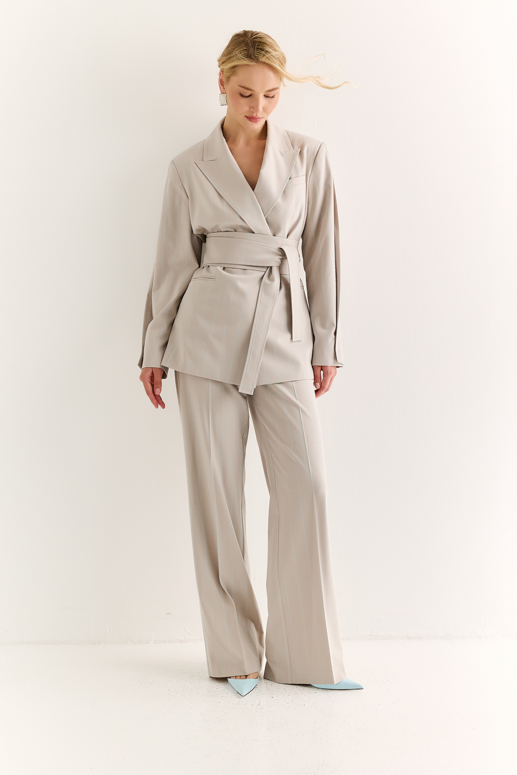 Жакет с поясом-кушаком: мягкая сила и подчёркнутая линия. Этот жакет сочетает в себе структурированную форму и пластичность драпировки. Приталенный силуэт акцентирован широким поясом-кушаком, который завязывается на талии, формируя выразительную линию «песочных часов» и добавляя образу женственности без излишней строгости.
Острые лацканы, аккуратная линия плеч и выверенный крой рукавов делают модель универсальной: для делового дня, кэжуал-комплекта или вечернего выхода. Пояс, завязанный на узел или бант, задаёт настроение и подчеркивает индивидуальность. Гармония формы и мягкости. Жакет, который раскрывает силу через утончённость.