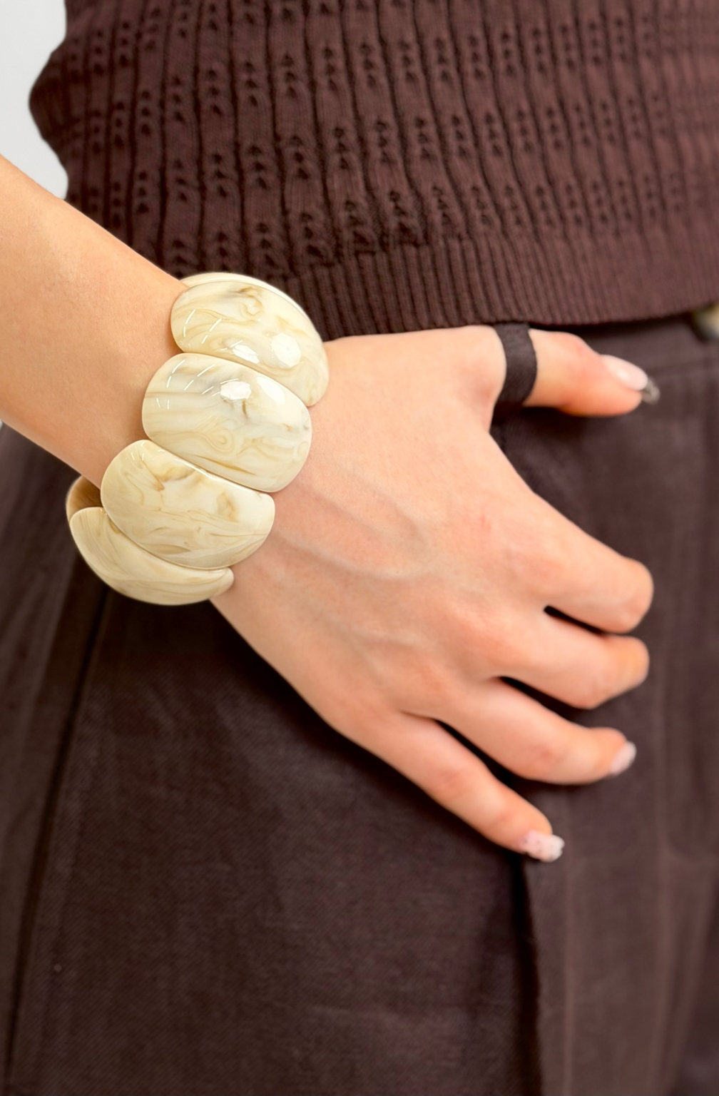 Широкий браслет на резинке выполнен из высококачественной эпоксидной смолы. Легкий по весу, придаст стиля Вашему образу.