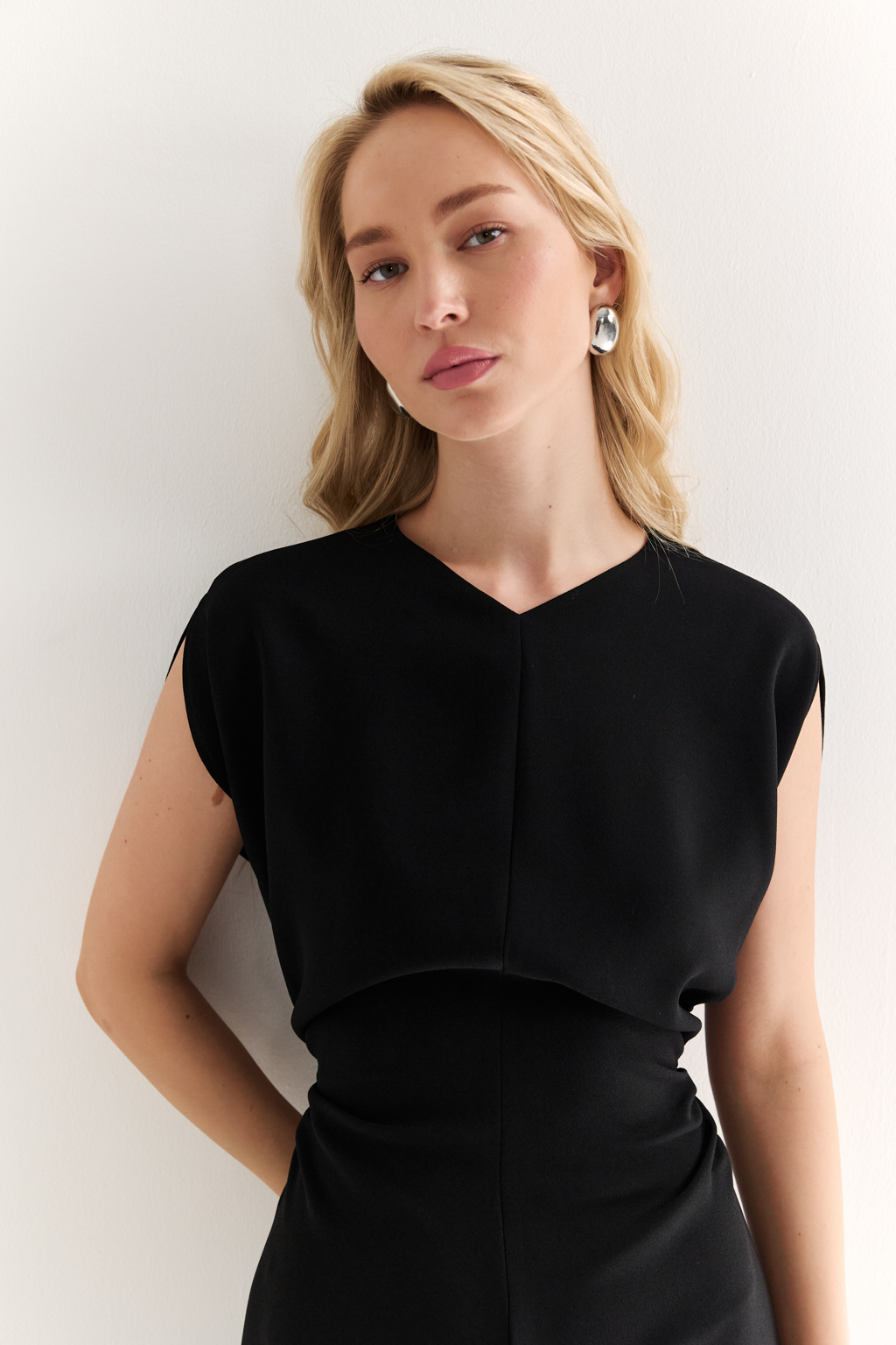 Платье с акцентной талией: элегантность, мимо которой невозможно пройтиЭто платье создано, чтобы подчёркивать фигуру и движение. Сборка на талии формирует выразительный силуэт "песочные часы", а клёш по низу придаёт образу лёгкость и динамику. Короткий рукав и округлый вырез подчёркивают лаконичность верха, позволяя сделать акцент на линии тела.Идеально для особых случаев, коктейльных мероприятий или ужинов. При этом легко адаптируется для повседневной элегантности — достаточно выбрать правильную стилизацию.Сдержанный шик с характером уверенной женщины.