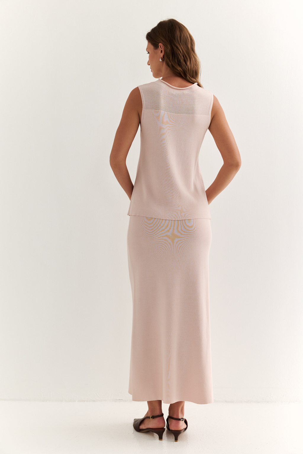 Юбка силуэта трапеции длиной миди.