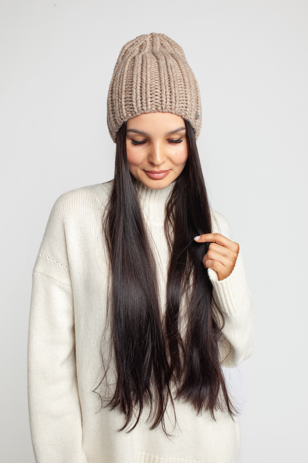 Шапка женская без отворота. Теплый и стильный головной убор для утепления в осенний и зимний сезон.