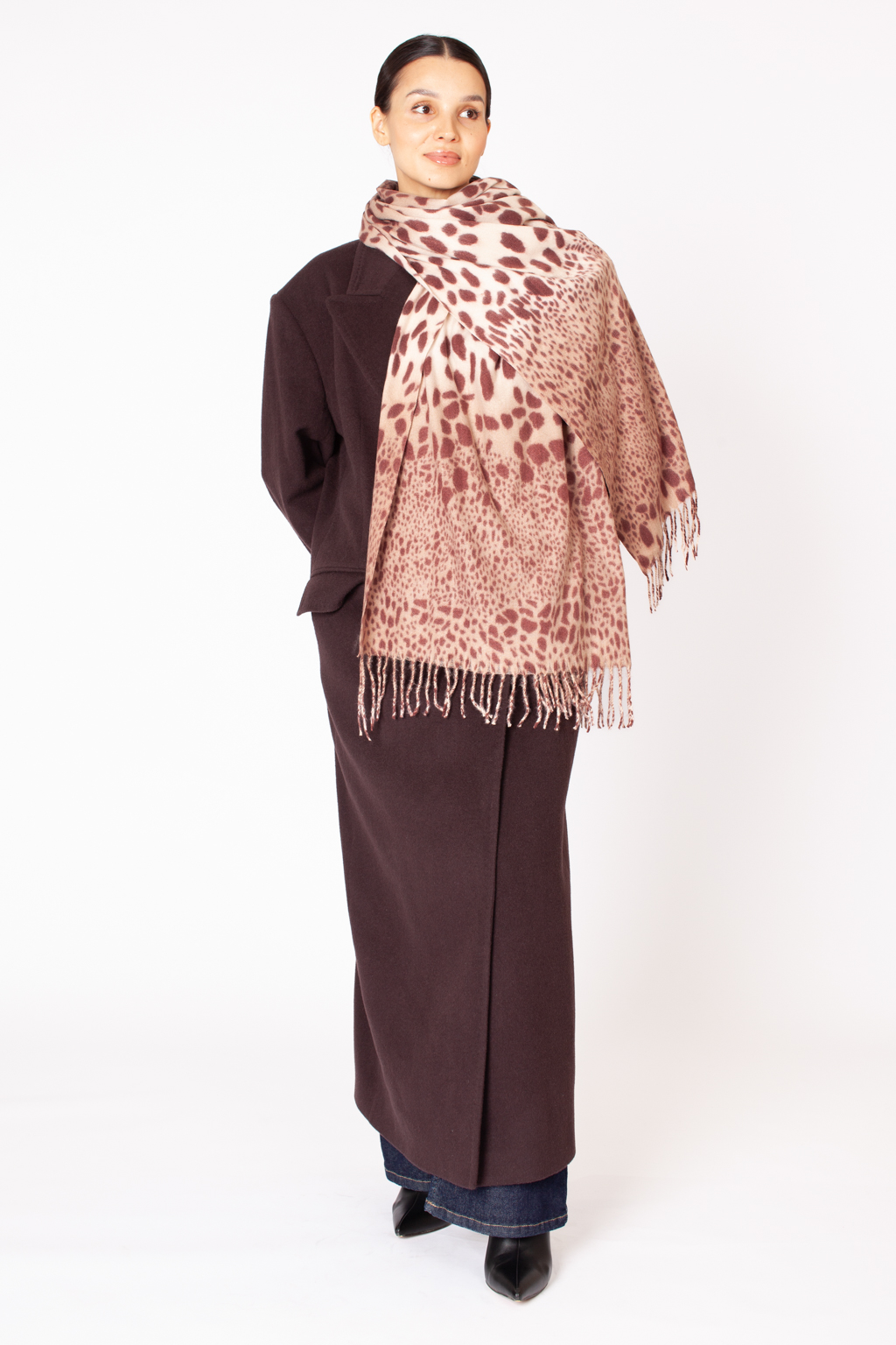 Шарф с анималистичным принтом изготовлен из практичной и приятной на ощупь 100 % вискозы. Изделие согреет в прохладную погоду, защитит от ветра голову и шею, с легкостью адаптируясь к различным комплектам для межсезонья.