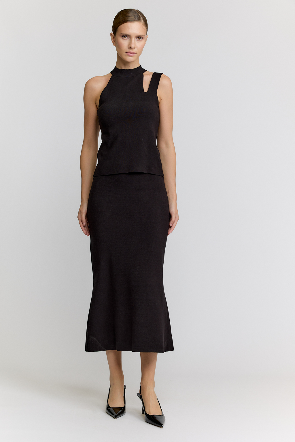 Юбка длиной миди с расклешением понизу.