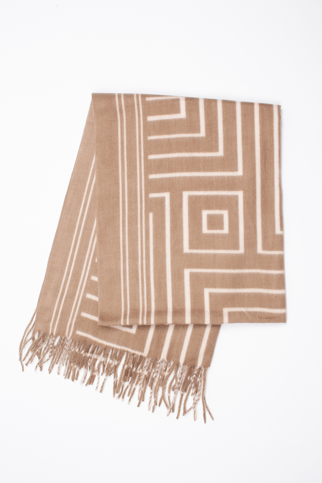 Палантин с геометрическим принтом изготовлен из практичной и приятной на ощупь 100 % вискозы. Изделие согреет в прохладную погоду, защитит от ветра голову и шею, с легкостью адаптируясь к различным комплектам для межсезонья.