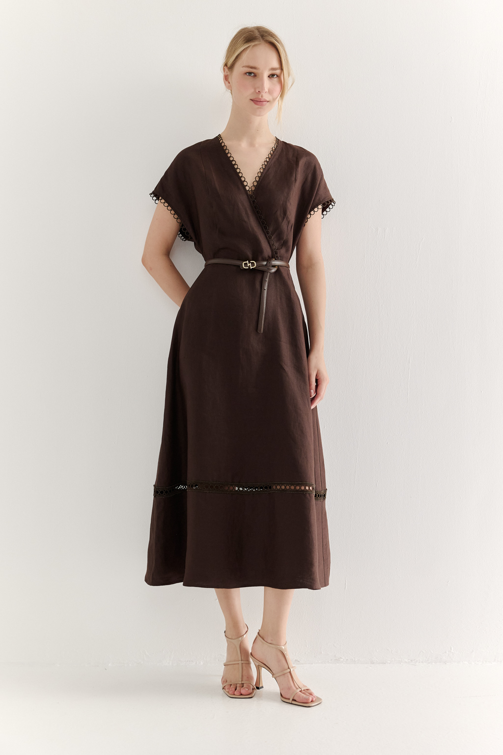 Ремень из экокожи темно-коричневого цвета. Длина ремня 1,1 м, ширина 1,4 см.