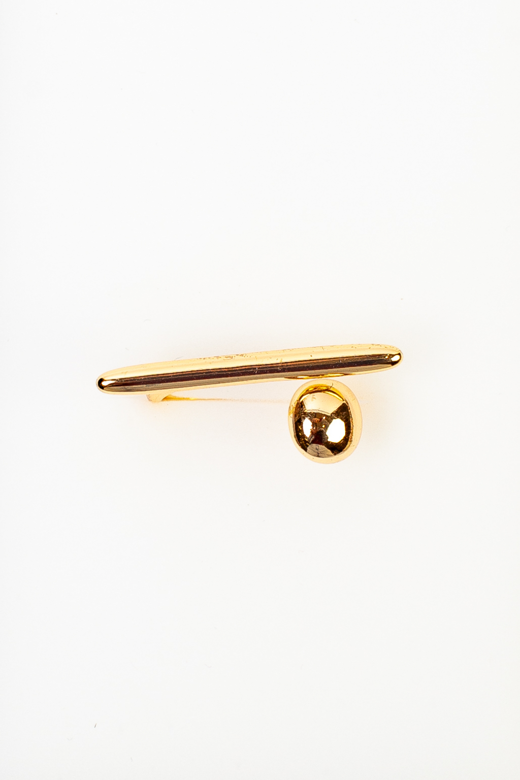 Дизайнерское незамкнутое кольцо выполнено из гипоаллергенного сплава со стойким гальваническим покрытием. Размер кольца 17 см, при желании регулируется.