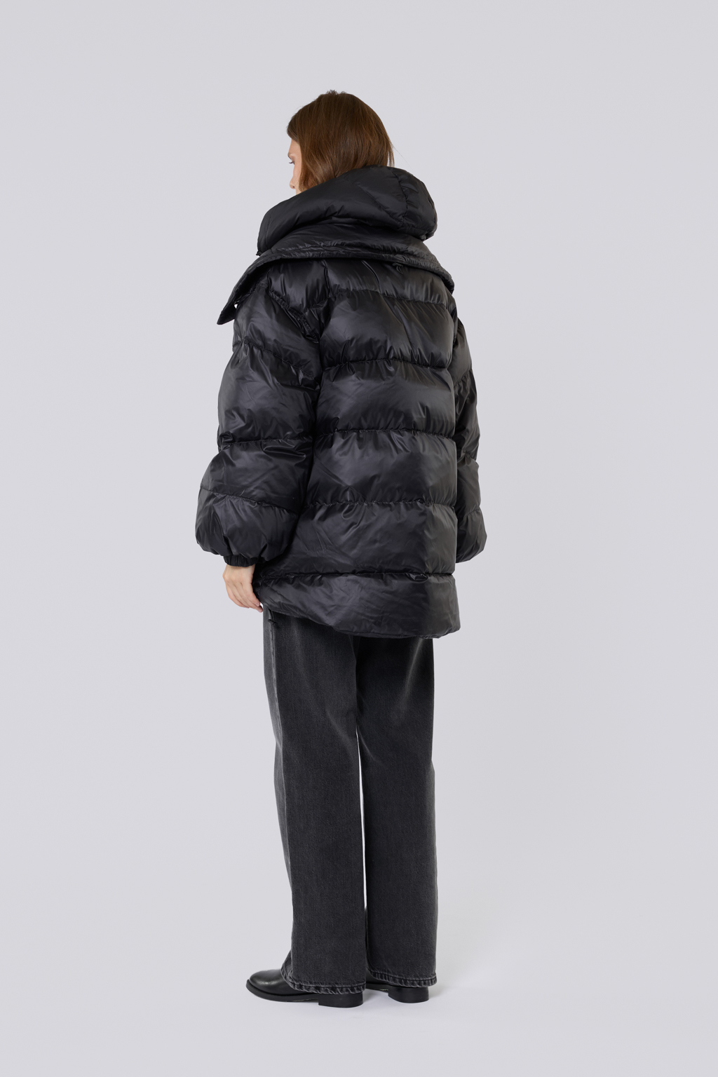 Прямой свободный пуховик на подкладке. Высокий воротник и копюшон обеспечивает дополнительную защиту от мороза и холода.