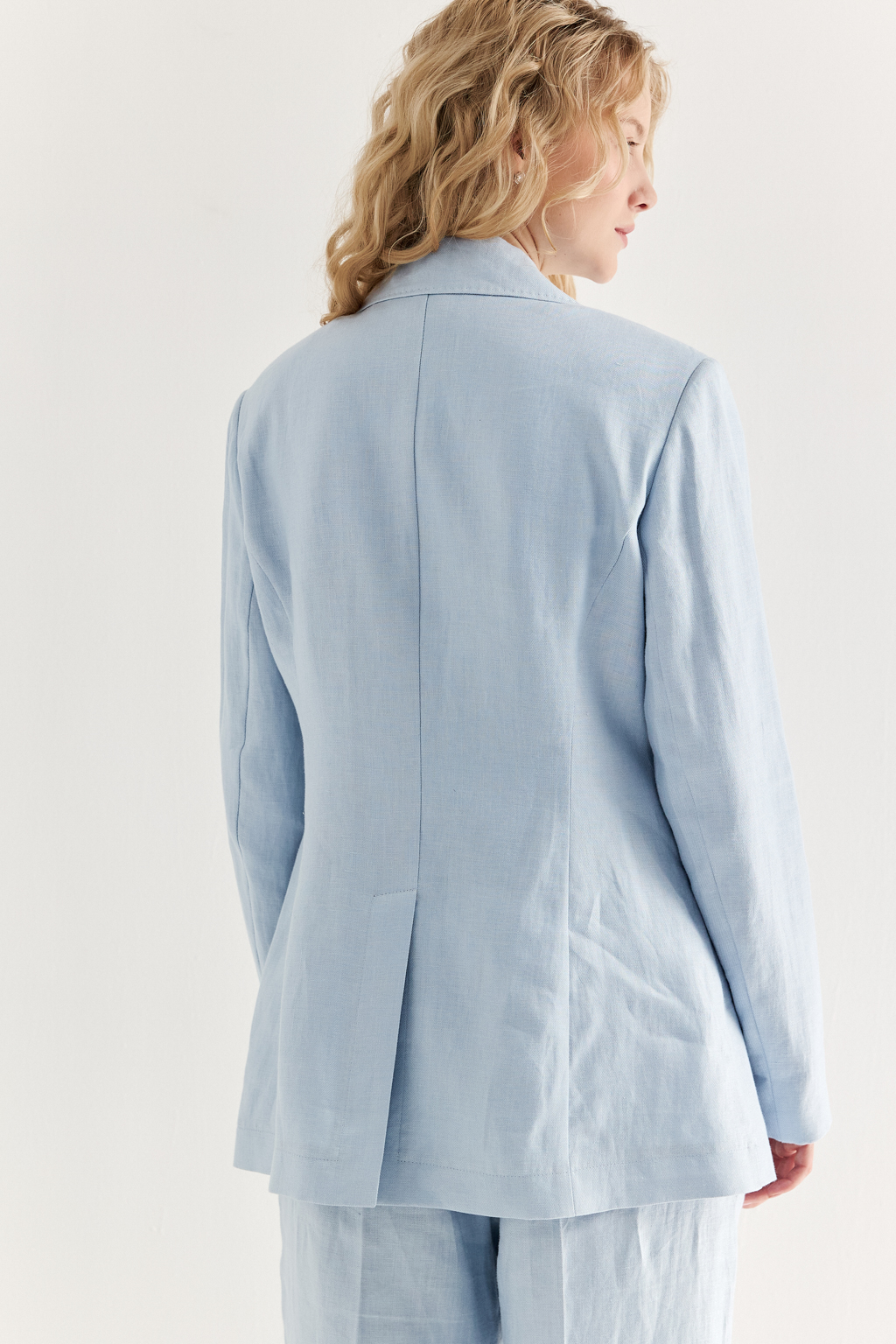 Представляем жакет из льняного твила с эффектом air wash, выполненный в изысканном акватически голубом цвете. Этот жакет из стопроцентного тактильного льна воплощает главные тенденции сезона – расслабленность и утонченную элегантность, объединяя их в концепции нового комфорта. Жакет отличается полуприлегающим свободным силуэтом, дарящим ощущение мягкости и комфорта. Внимание к каждой детали проявляется в отделке швов лацкана, воротника и борта имитацией «ручного стежка, сложной и проработанной до мелочей окантовкой внутренних швов и частичной подкладки. Клапаны украшают входы в карманы-рамки, а изящный абрис воротника и лацкана, частичная подкладка и шлица на спинке, в сочетании с акцентом на талии, превращают этот жакет в абсолютный must-have сезона. Универсальный стиль данного жакета позволяет создавать бесчисленное количество образов.