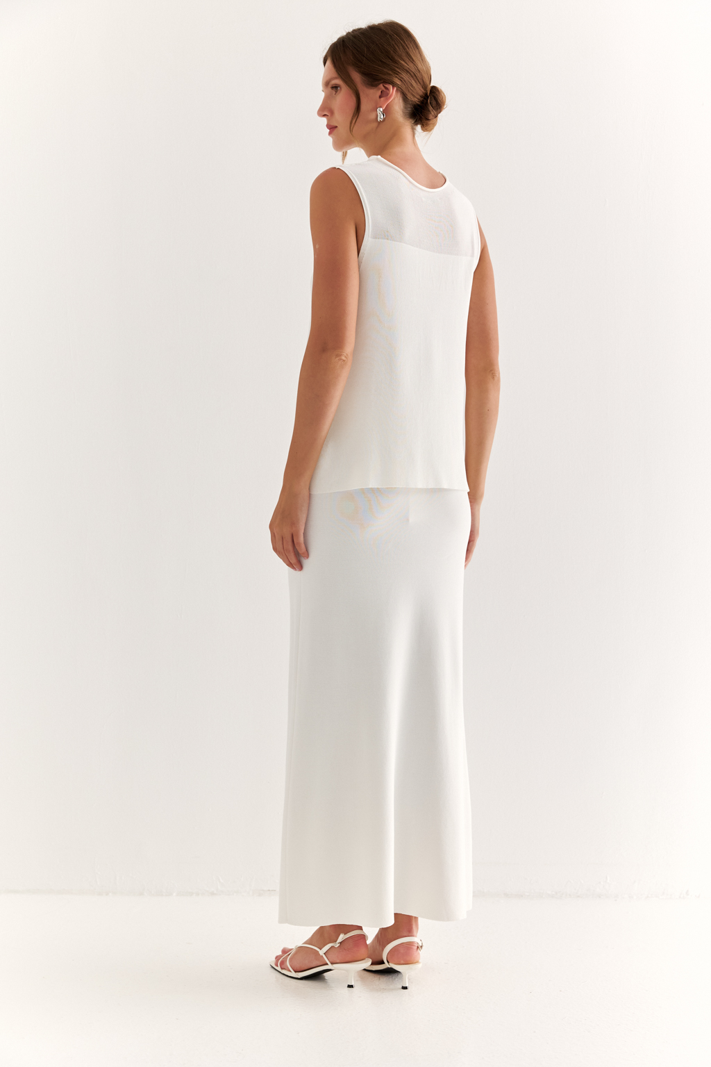 Юбка силуэта трапеции длиной миди.