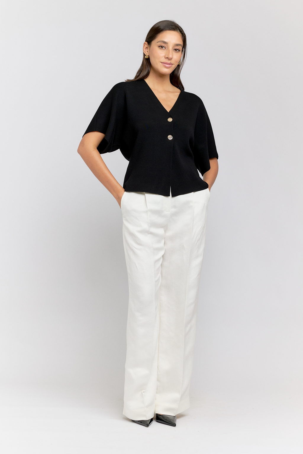 Кардиган свободного кроя с цельнокроенным рукавом на 2 пуговицах.