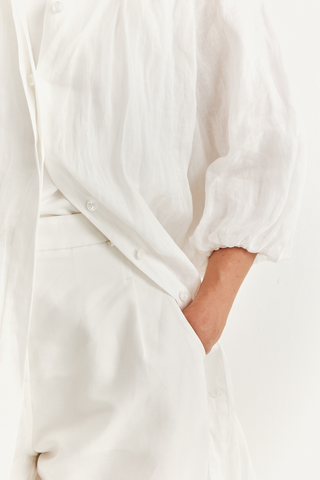 Блуза-туника из воздушной невесомомй вуали на стопроцентов состоящей из волокон крапивы молочного цвета. Блуза-туника прямого кроя имеет суппатную застежку, рубашечный воротник со стойкой, обьемные рукава-реглан одна вторая. Возможно создание естственного крэш-эффекта, туника не требует сложного ухода. Идеально подходит для создания многослойного образа с топами и брюками.