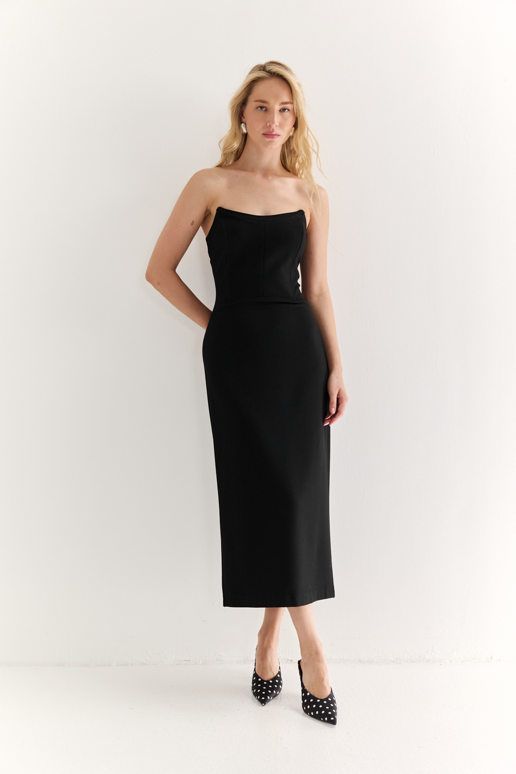 Корсетное платье со съёмными бретелями: соблазн в чистом силуэте. Это платье создано, чтобы подчеркнуть каждое движение. Конструкция с корсетной основой и фигурными рельефами формирует идеальный силуэт, акцентируя талию и плавные линии тела. Съёмные бретели позволяют трансформировать образ: от соблазнительного вечернего — до более классического и сдержанного.Приталенный силуэт, мягкий вырез и безупречная длина создают ощущение точности и утончённости. Идеально для особых событий, выходов, в которые хочется вложить больше, чем просто наряд. Платье, в котором вы не просто входите в комнату — вы задаёте настроение