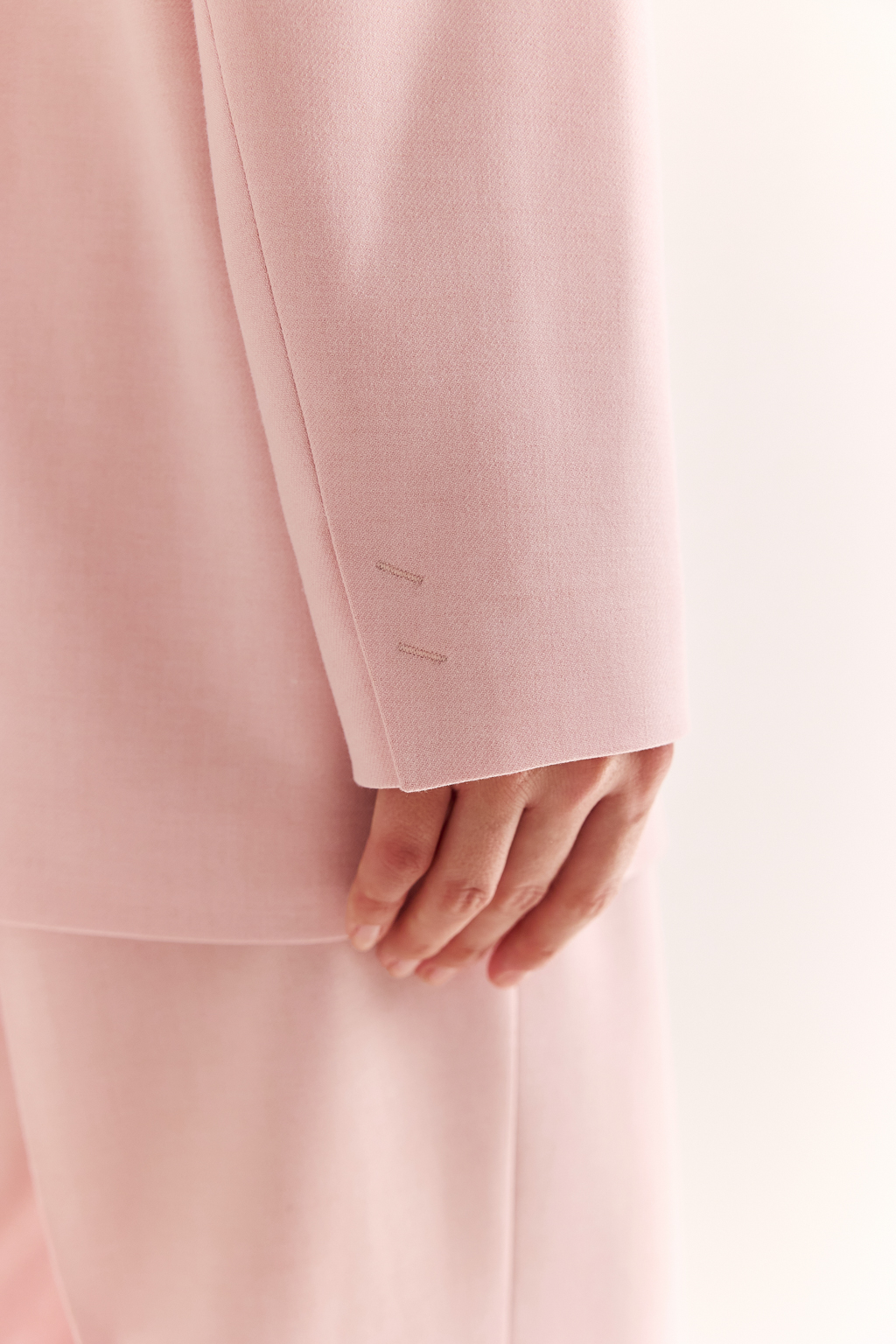 Классический жакет: фундамент уверенного образа. Жакет прямого силуэта с чёткой линией плеч — это безвременная классика, которая подчёркивает вкус и статус. Однобортная застёжка и лаконичные детали делают модель универсальной: она органично впишется как в деловой, так и в повседневный гардероб. Благодаря прямому силуэту и продуманной длине, жакет хорошо садится и визуально стройнит. Идеален в паре с брюками или даже с джинсами — для смелого контраста. Сила в простоте. Элегантность в каждой детали.