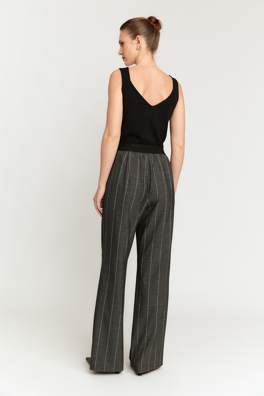 Брюки прямого силуэта на резинке.