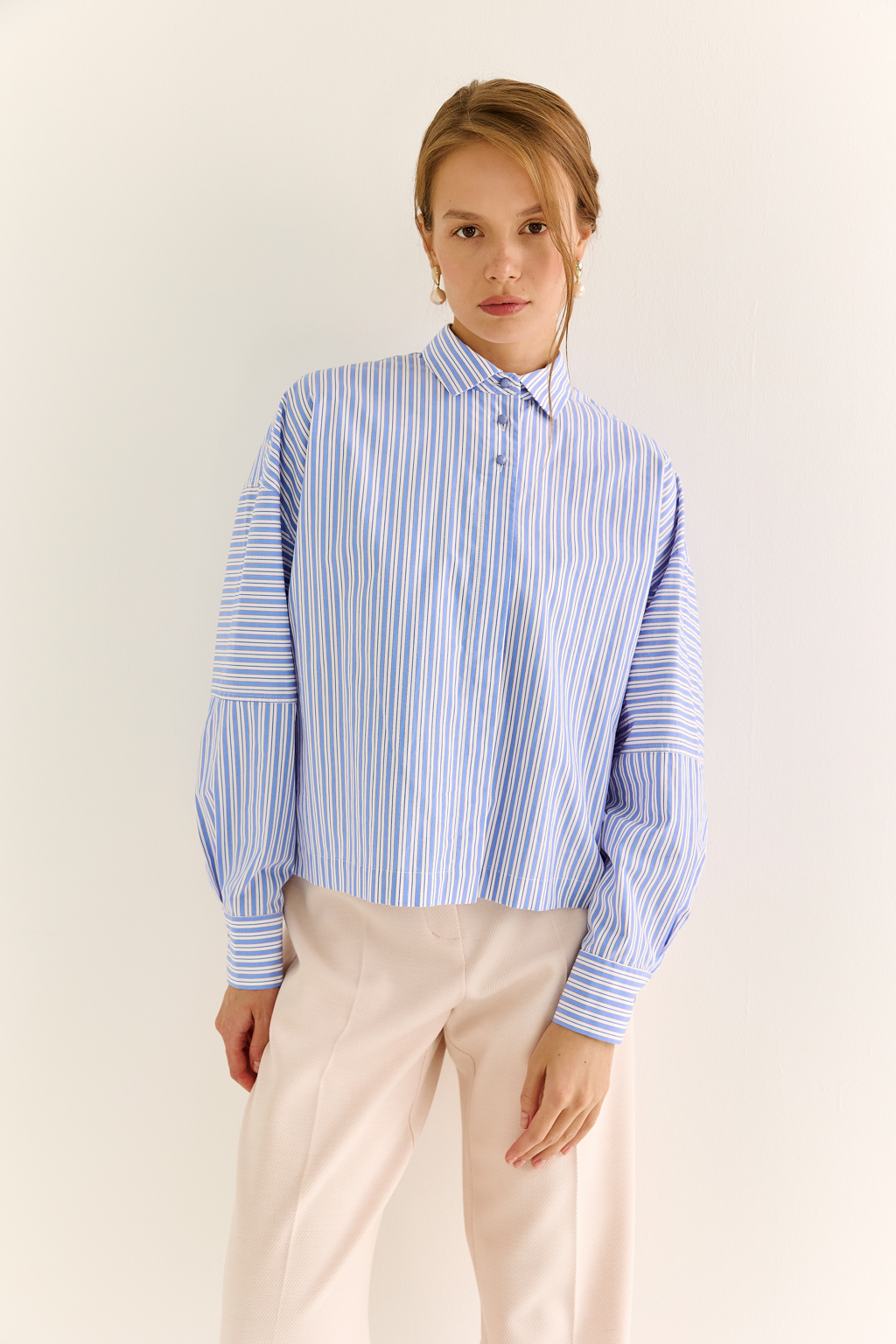 Oversize-рубашка: свобода в форме, точность в деталях
Эта укороченная oversize-рубашка — воплощение современного кроя и функционального стиля. Объёмные рукава с манжетами, акцентная застежка и выразительная спинка с декоративными элементами придают образу архитектурность и остроту. Маленький воротник и прямой крой делают модель универсальной — от smart casual до модного street style.
Носите как самостоятельную вещь или как верхний слой поверх топа и платья. Особенно эффектно сочетается с брюками-карго, юбкой на высокой талии или джинсами.
Для тех, кто выбирает стиль с воздухом