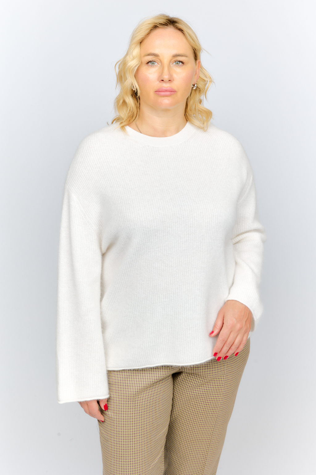 Джемпер прямого кроя с круглым вырезом и рукавом полной длины.