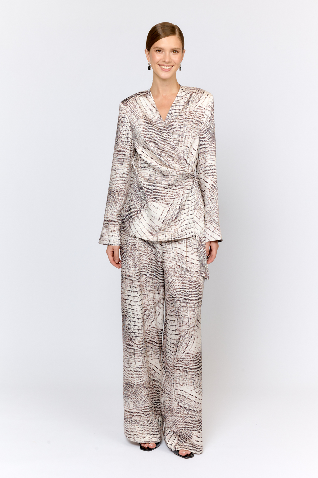 Брюки свободного силуэта с защипами с эластичным поясом на спинке . Свободный крой и струящаяся ткань делают модель комфортной в носке. Преимущества ткани: полиэстер добавляет прочности и практичности, сохраняя форму изделия. Ткань мягко драпируется, не сминается и не вытягивается, легкая и приятная на ощупь. Цветовое сочетание в дизайне принта позволяет комбинировать изделие с другими моделями коллекции.