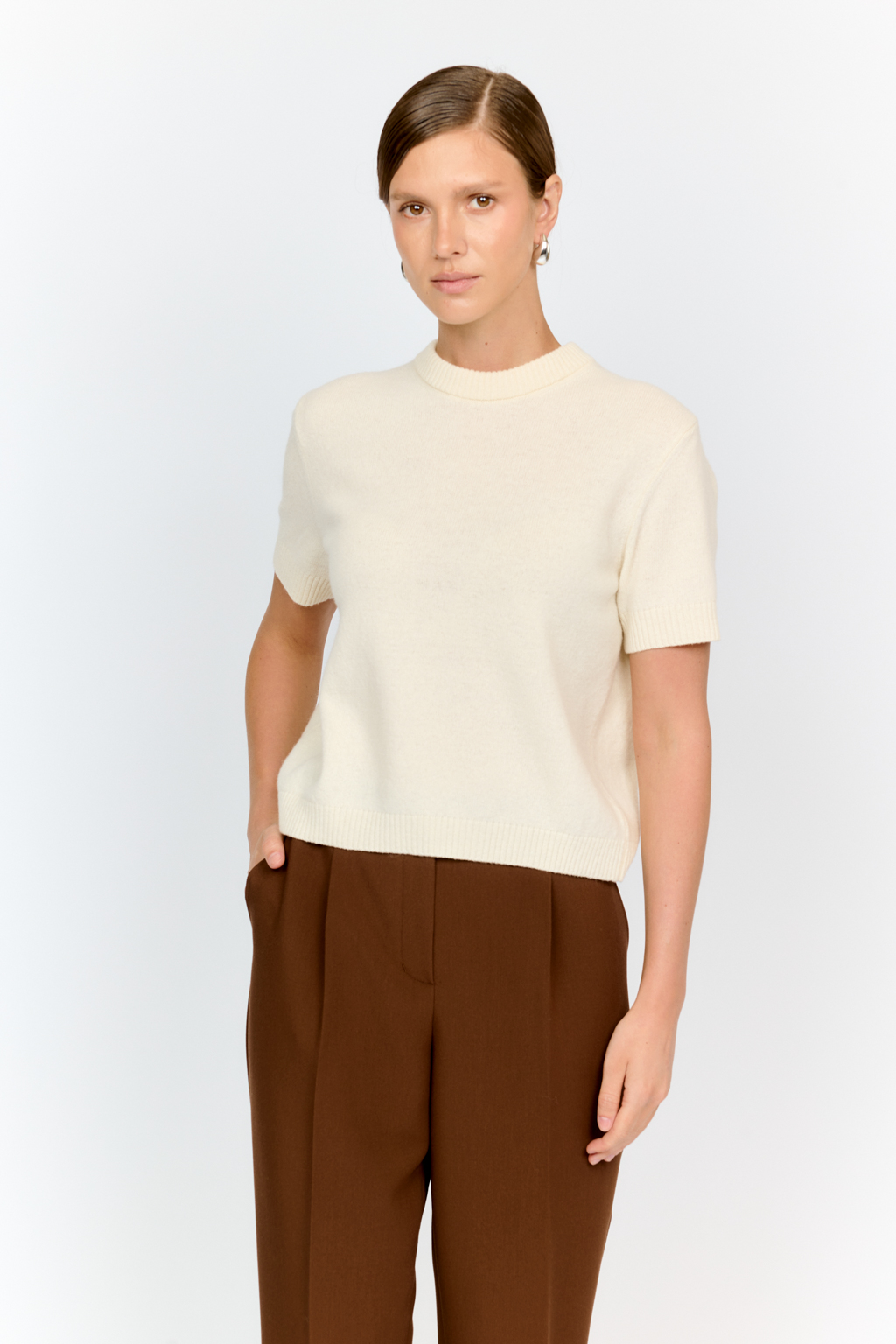 Брюки зауженного книзу силуэта со стрелками в трендовом этой осенью цвете мокко выполнены из костюмной ткани и прекрасно сочетаются с рубашками и жакетами из коллекции.