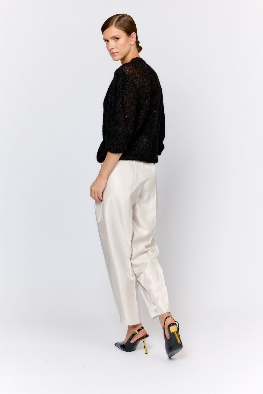 Легкий кардиган с центральной застежкой на пуговицы, V-образной горловиной и укороченным рукавом. Выполнен в премиальной пряже в составе которой, мохер и шерсть. Невесомый на вид, кардиган теплый и уютный. Мохер обладает множеством преимуществ: он легкий, обладает натуральным блеском, прочностью и долговечностью, отлично удерживает тепло. Кроме того, мохер устойчив к скатыванию и деформации. Модель кардигана умеренного объема с укороченным рукавом, идеальна для вечерних образов.