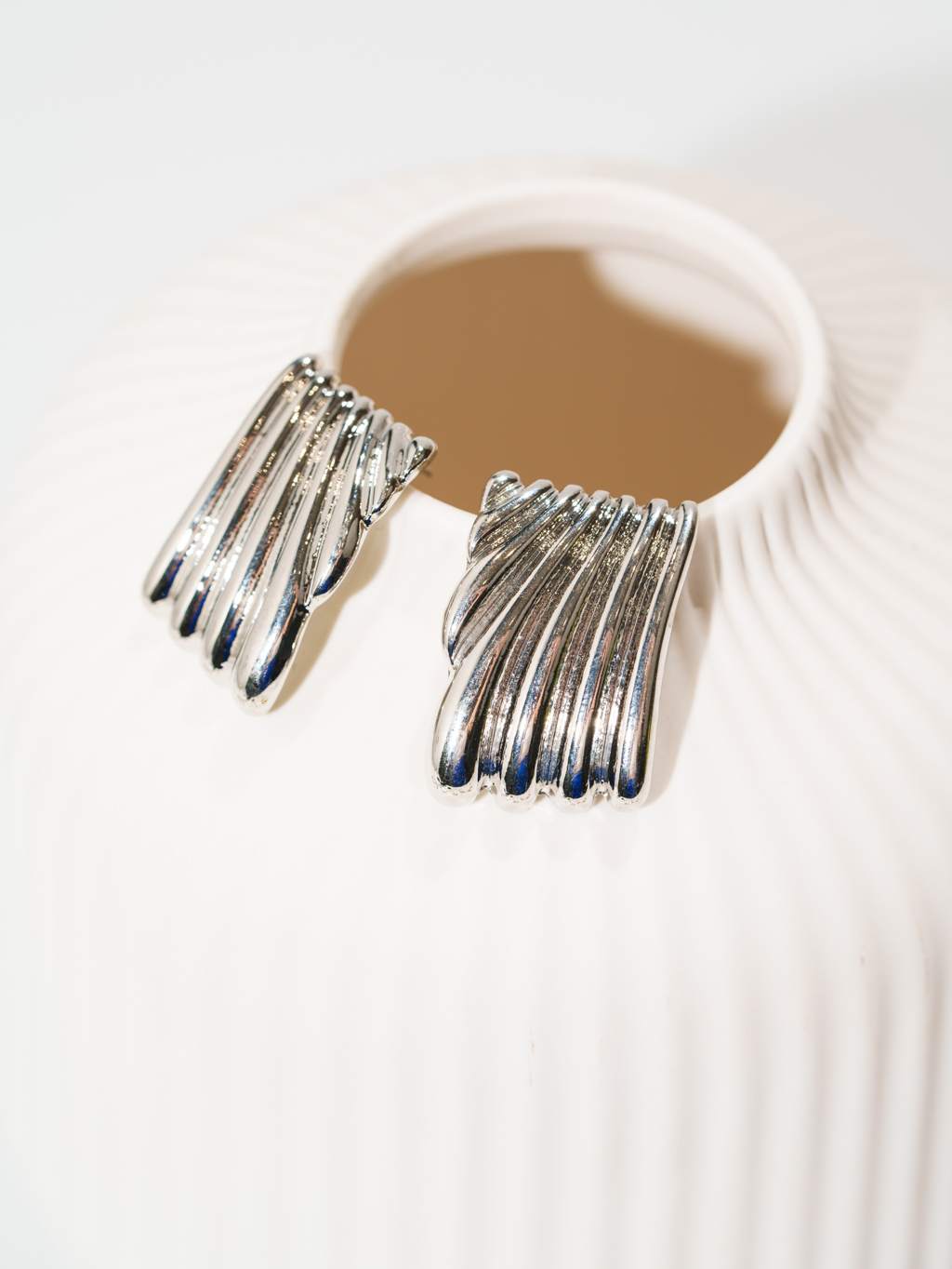 Стильные дизайнерские серьги прекрасно дополнят как повседневный, так и вечерний образ. Выполнены из гипоаллергенного сплава.