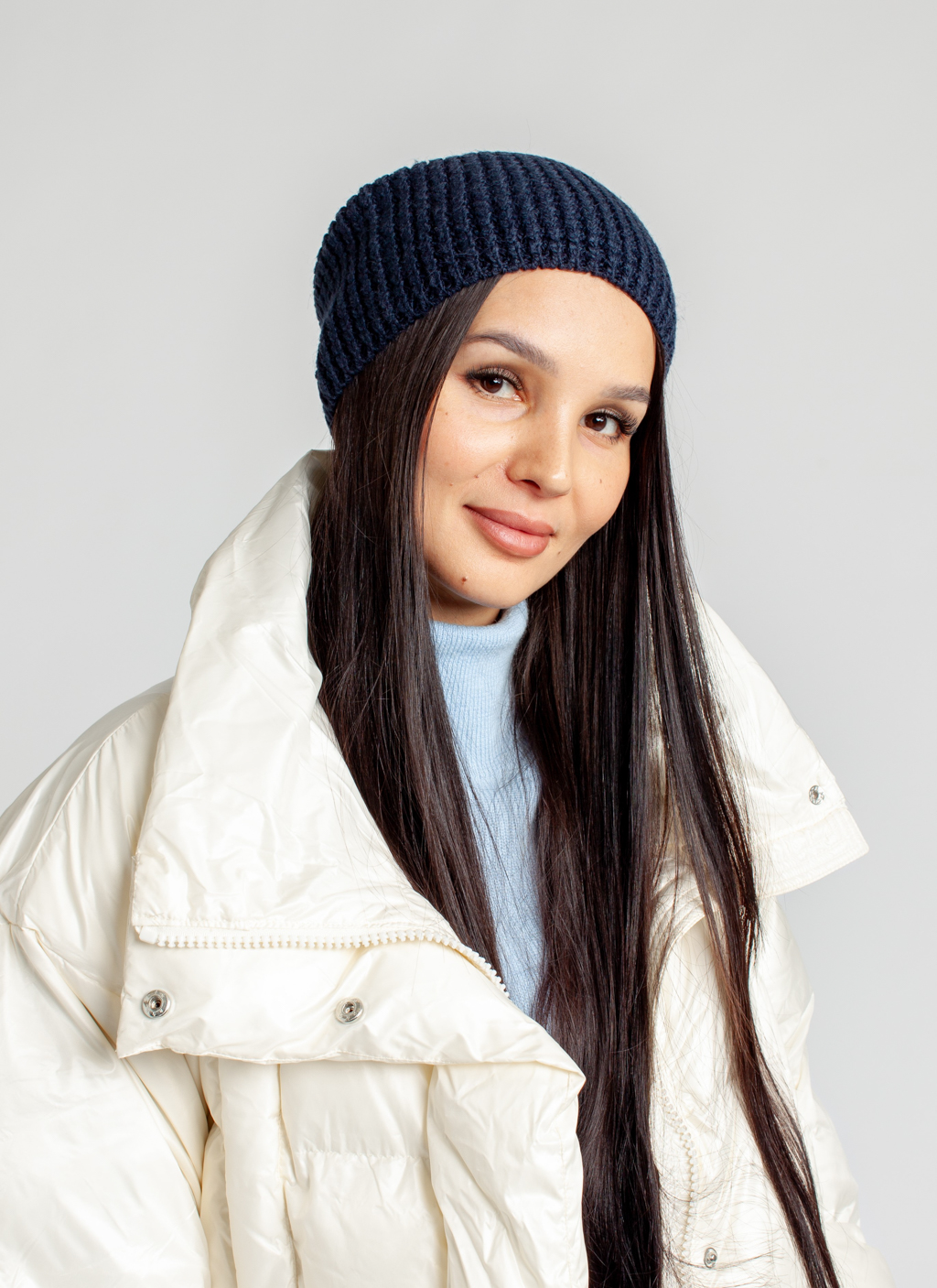 Шапка женская без отворота. Теплый и стильный головной убор для утепления в осенний и зимний сезон.