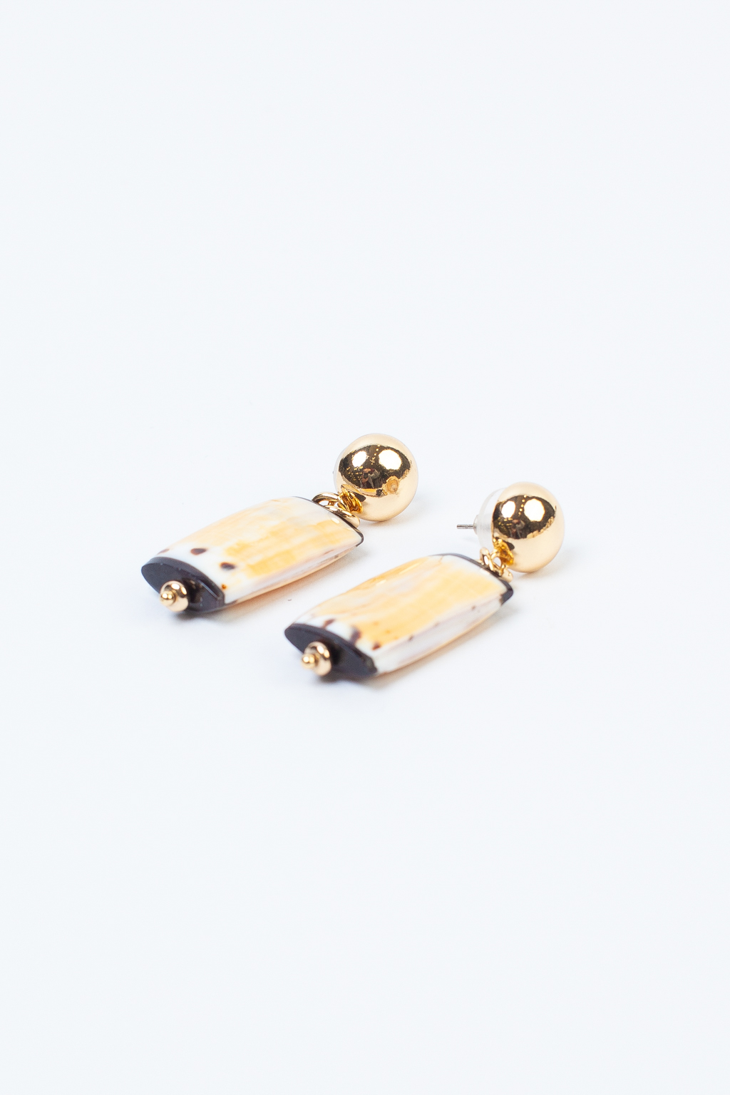 Дизайнерские серьги с перламутром ручной работы станут отличным дополнением к вашему образу.
Серьги выполнены из гипоаллергенного сплава, что гарантирует их долговечность и надежность.