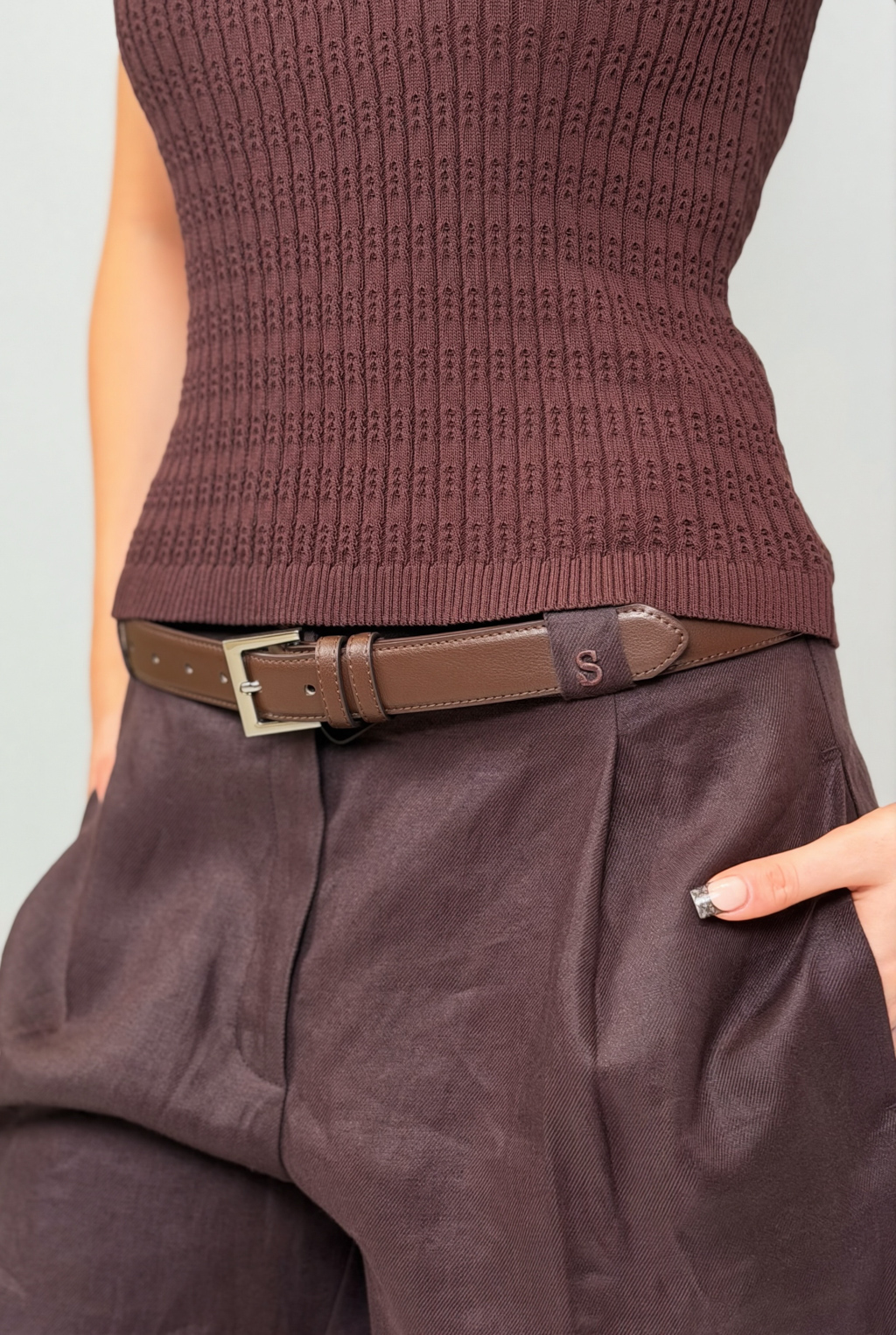 Ремень из натуральной кожи  с серебрянной пряжкой. Длина ремня 1,1 м, ширина 2,8 см.