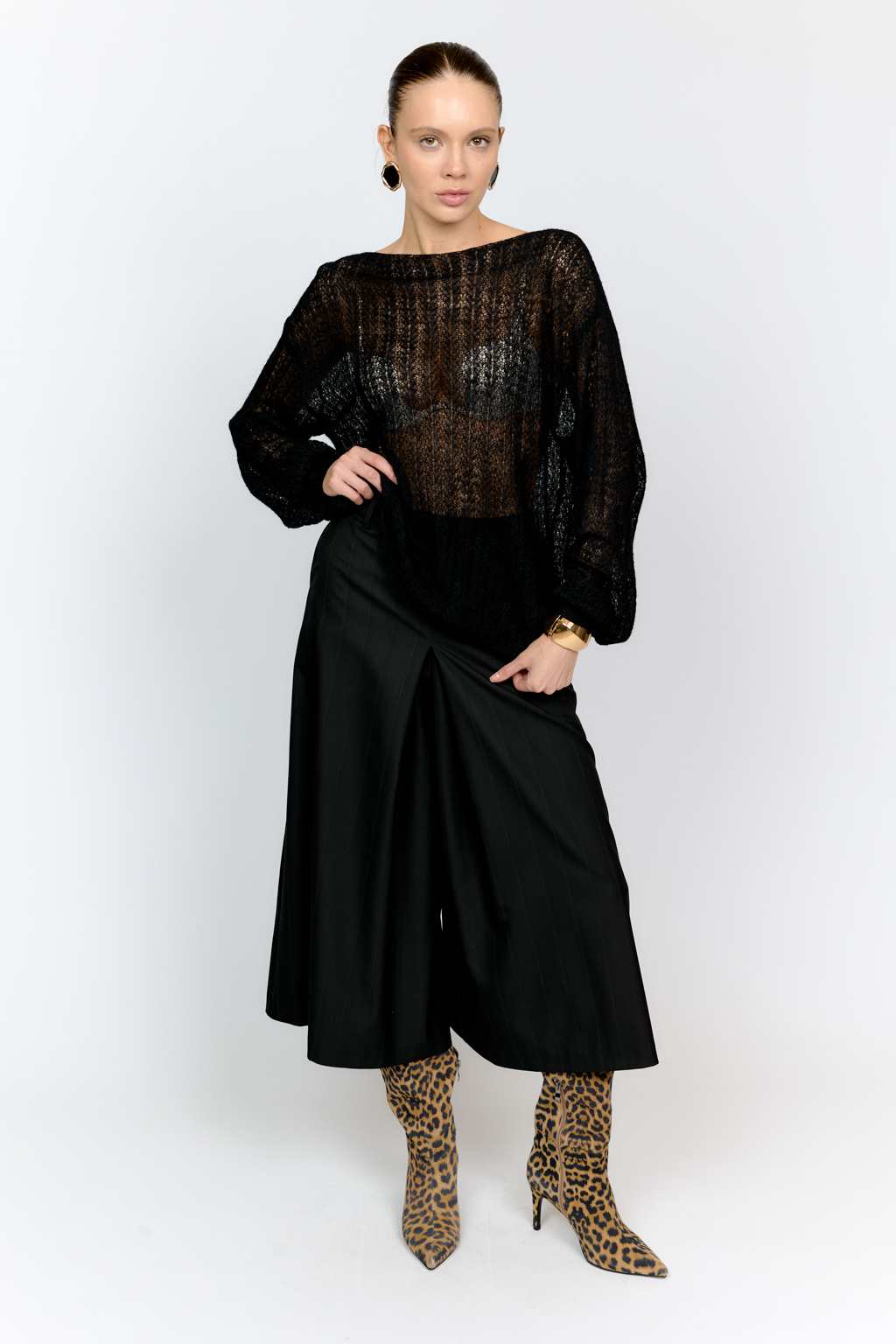 Трикотажный джемпер из мягой пряжи черного цвета с шерстью альпаки с ажурным дизайном, круглой горловиной, длинным рукавом и свободным силуэтом. Женственная модель, которая подарит уют и тепло без ощущуения тяжести. Акцентное и в то же время базовое изделие.