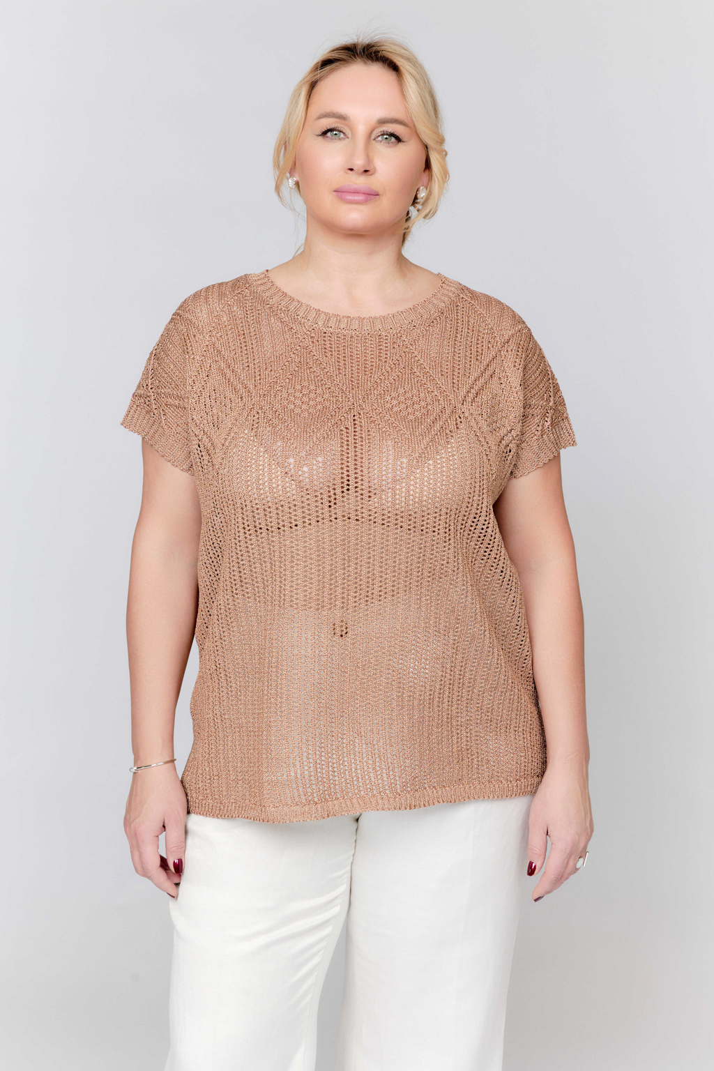 Джемпер без рукавов свободного кроя с круглым вырезом.