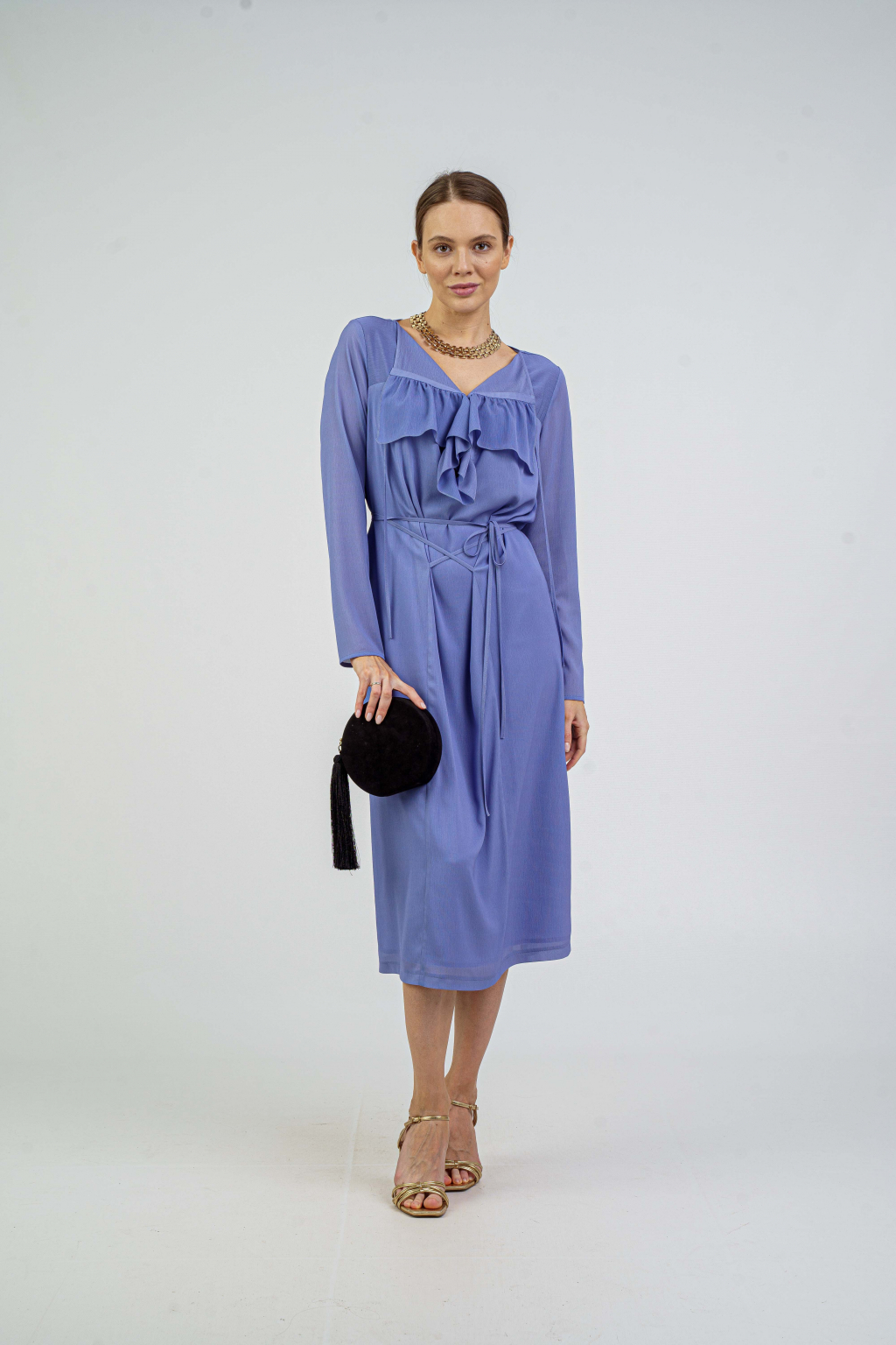  Платье свободного силуэта со сборкой в лавандовом цвете