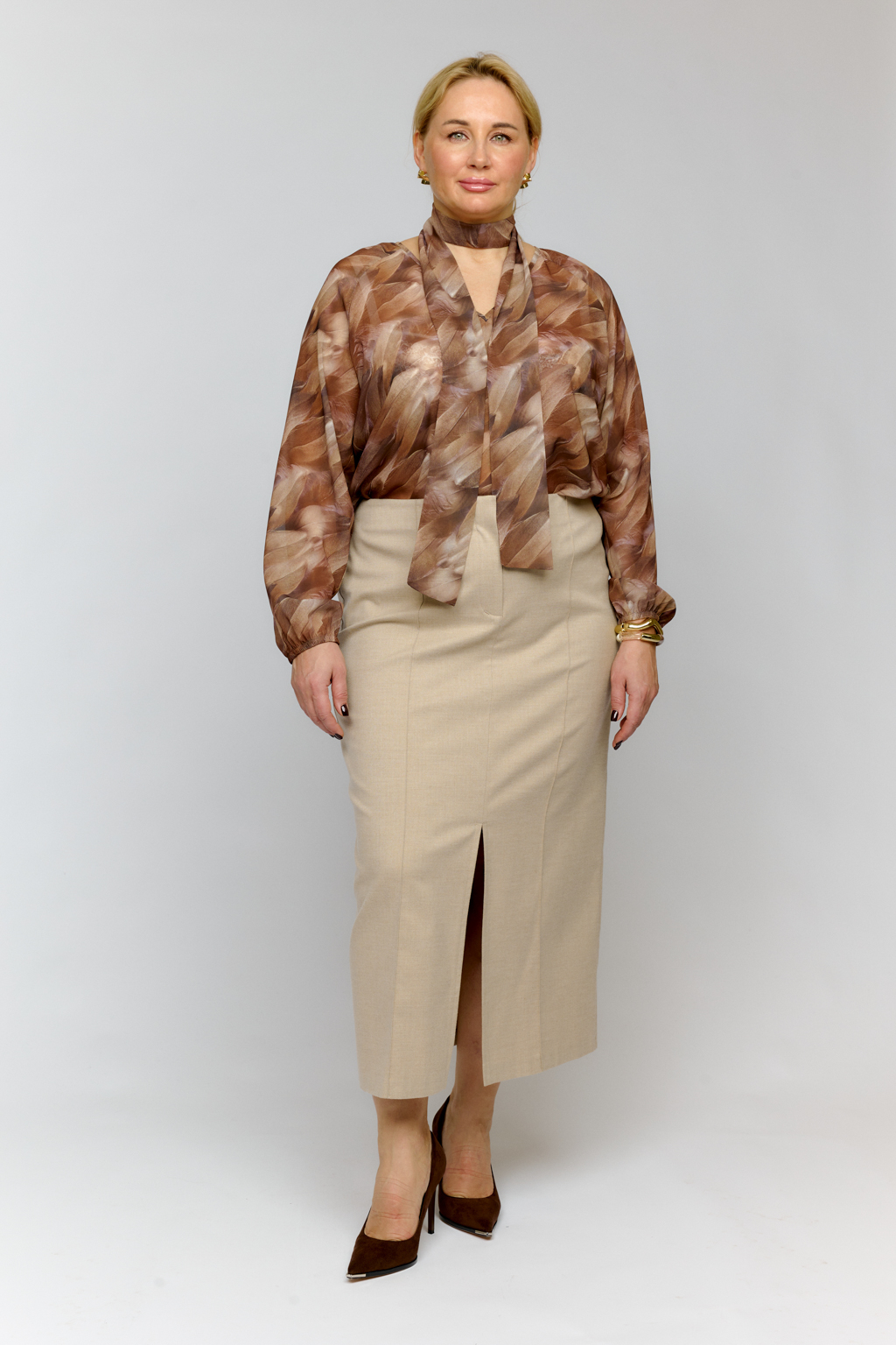 Юбка длиной макси с застроченными рельефами по передней части юбки.