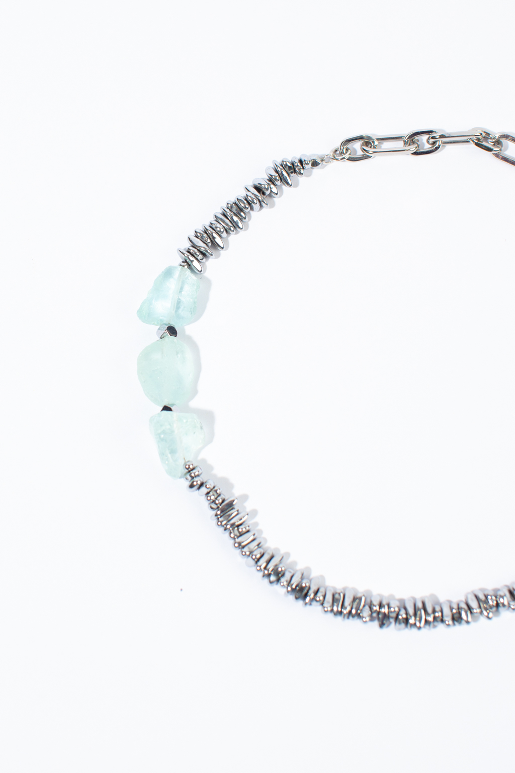 Дизайнерское колье выполнено с использованием акакварца и благородного гематита. Изделие можно носить как в расслабленном виде, так и в виде чокера за счет крупных дополнительных звеньев. Фурнитура выполнена из гипоаллергенного сплава со стойким гальваническим покрытием.