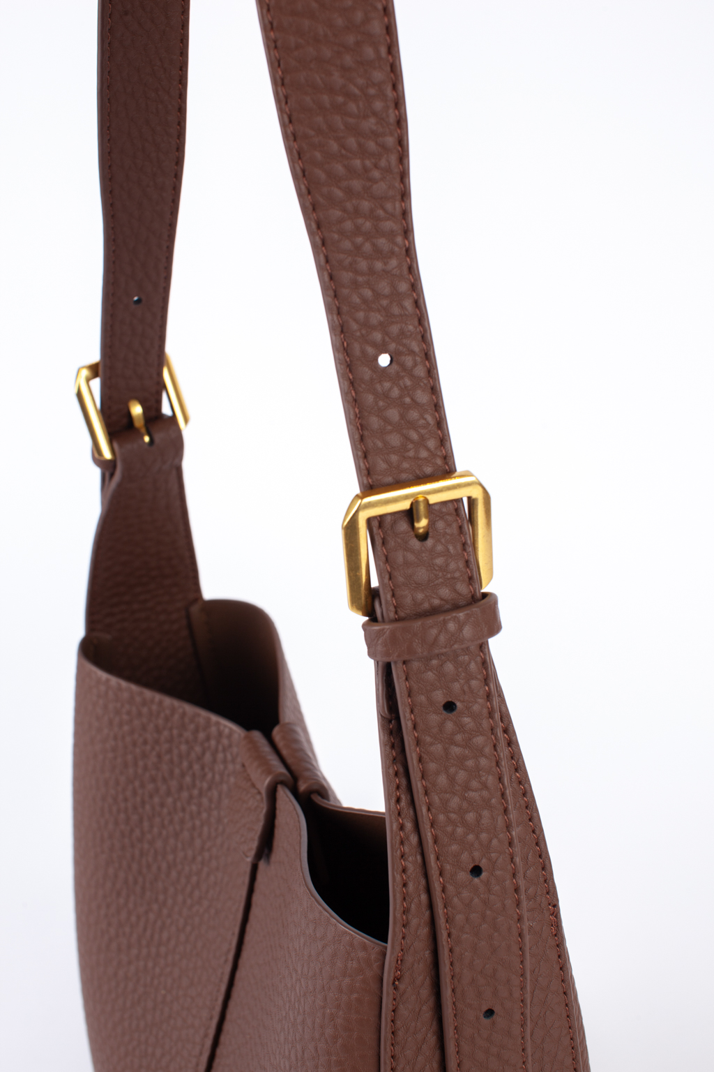 Вместительная сумка с длинной ручкой и актуальной золотой фурнитурой. Внутри сумки- косметичка. Выполнена из зернистой экокожи. Застегивается на магнитную кнопку. Сумка прекрасно впишется в гардероб и станет универсальным аксессуаром на каждый день. Размеры: 26*9*23 см.