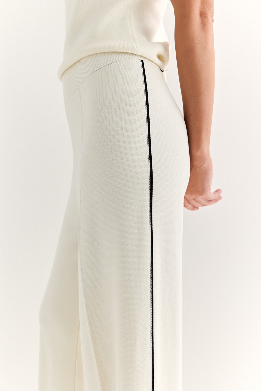 Брюки прямого силуэта со стрелкой и контрастным лампасом.