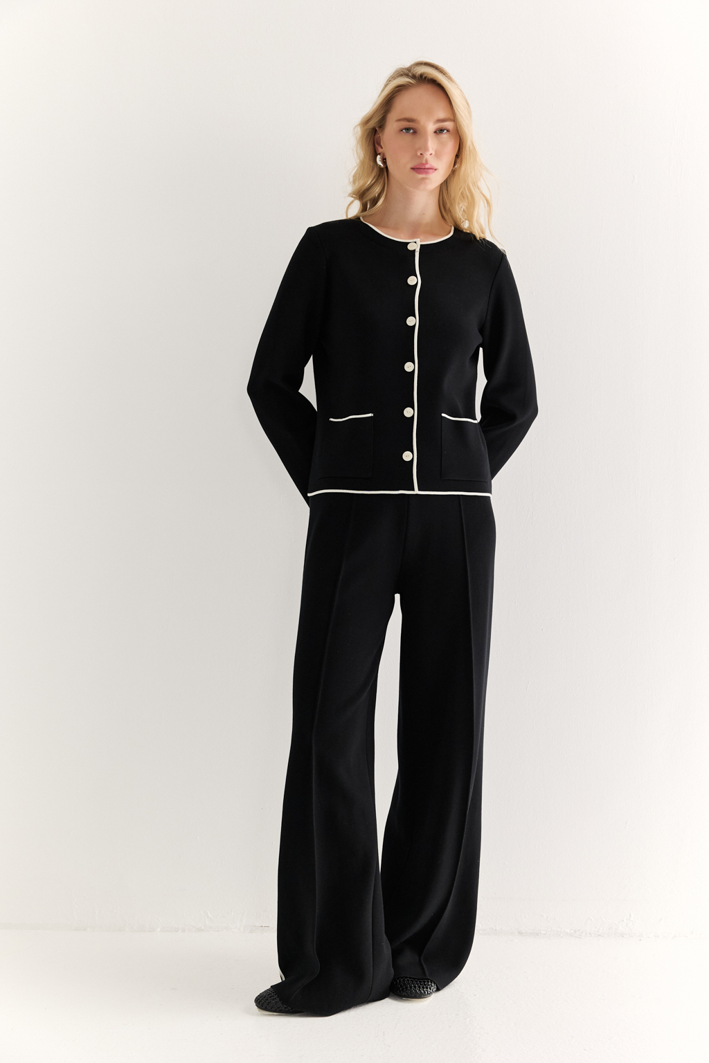 Жакет прямого силуэта длиной выше бедер с контрастной отделкой и застежкой на пуговицы. Рукав полной длины.