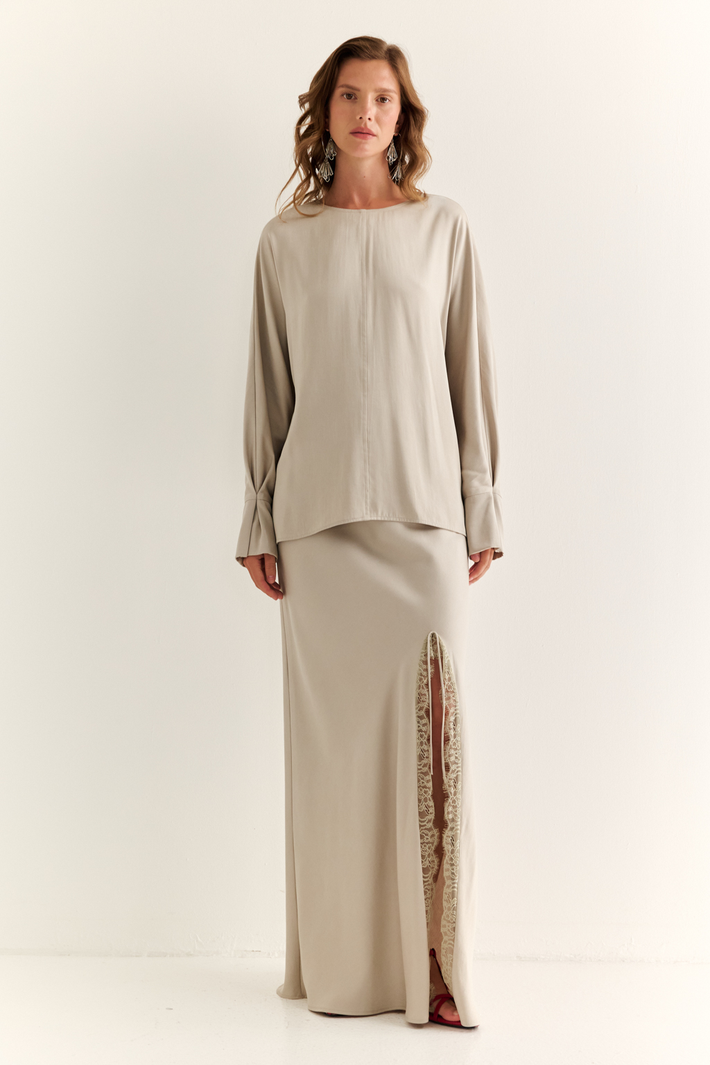 Блуза с цельнокроеными рукавами со складкой по манжету и V-образным вырезом по спинке.