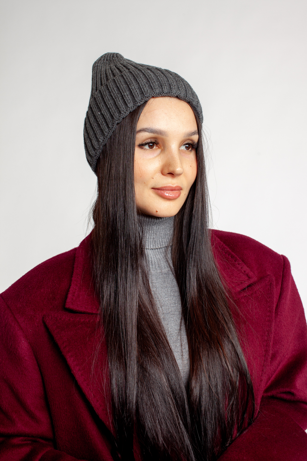 Шапка женская с отворотом. Является совершенным аксессуаром для утепления в осенний и зимний сезон.