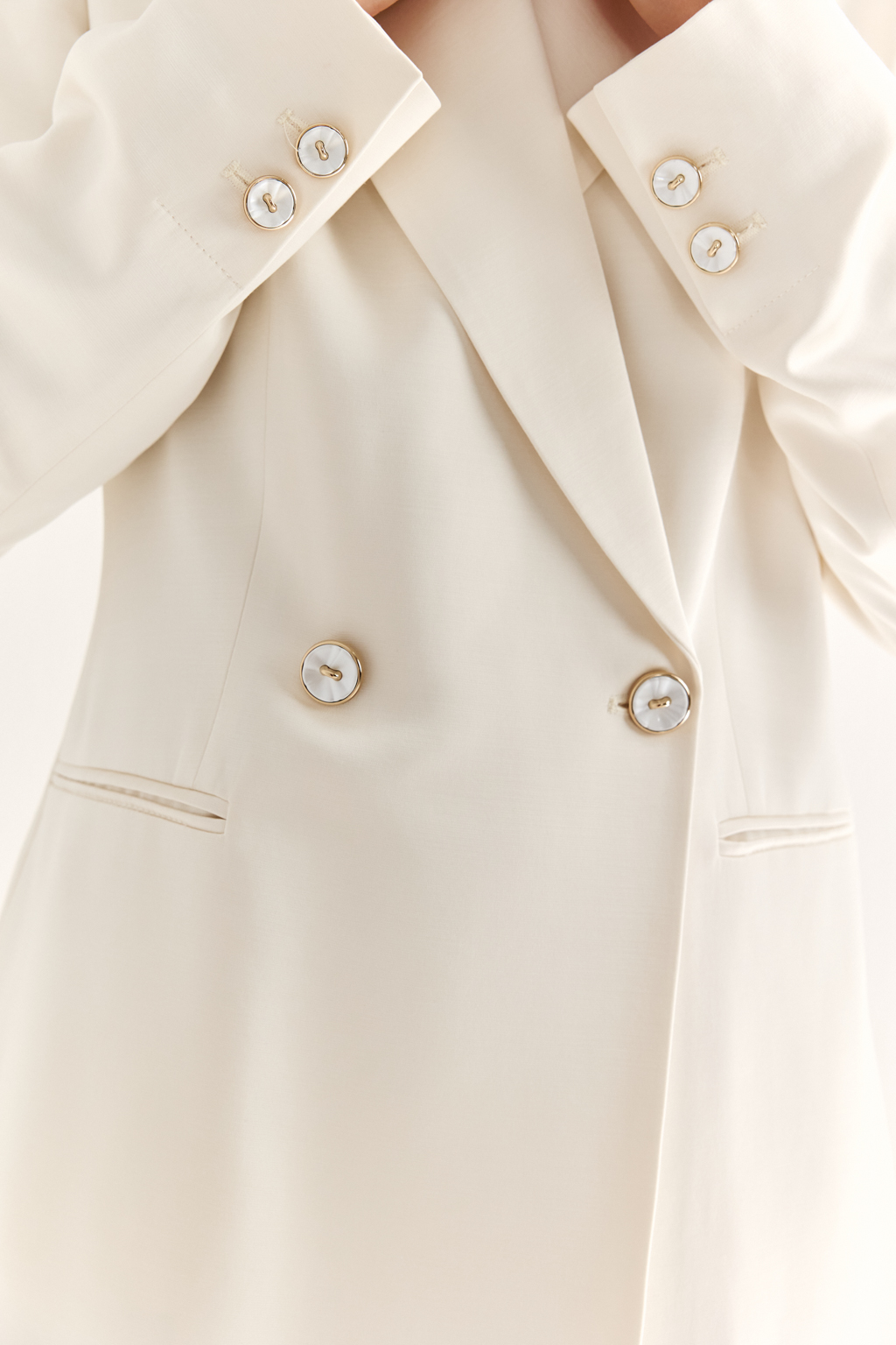 Двубортный жакет: классика в современной геометрии. Удлинённый двубортный жакет — это база, которая говорит о статусе без слов. Чёткие плечи, графичный крой и острые лацканы формируют уверенный, собранный образ. Рельефы по спинке и бокам подчёркивают силуэт, обеспечивая идеальную посадку, а карманы добавляют практичности и сдержанного акцента. Идеален в паре с классическими брюками, юбкой-карандашом или джинсами. Работает как в деловом комплекте, так и в вечерней стилизации. Современная структура с уважением к традиции.