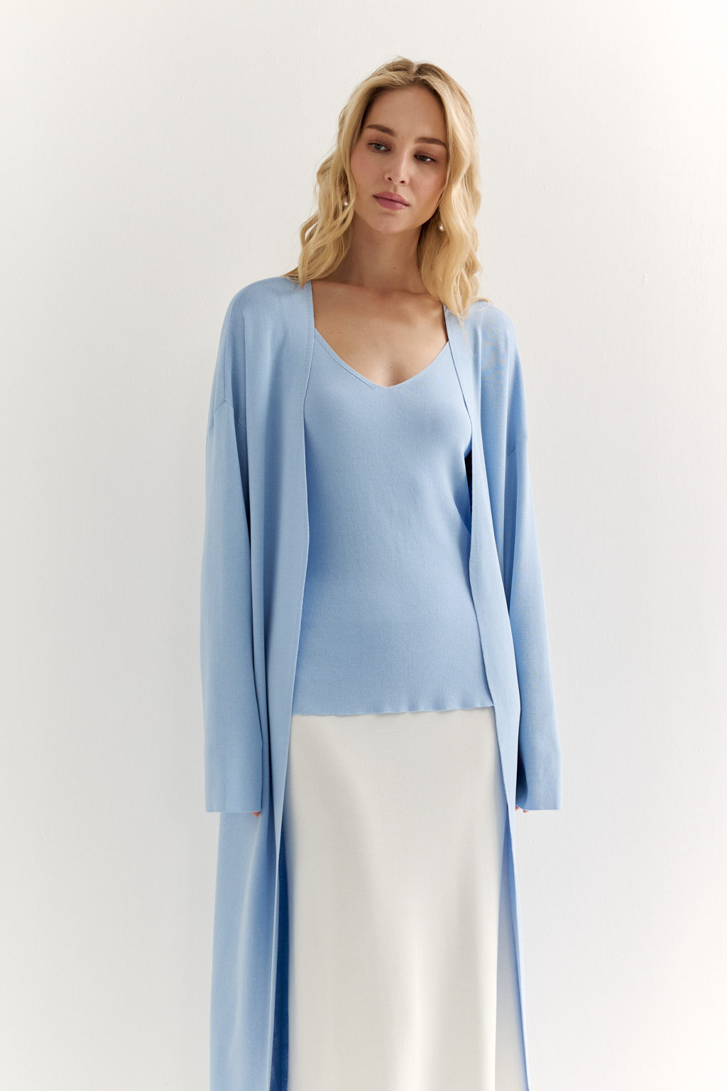 Кардиган длиной миди прямого силуэта с V-образным вырезом.